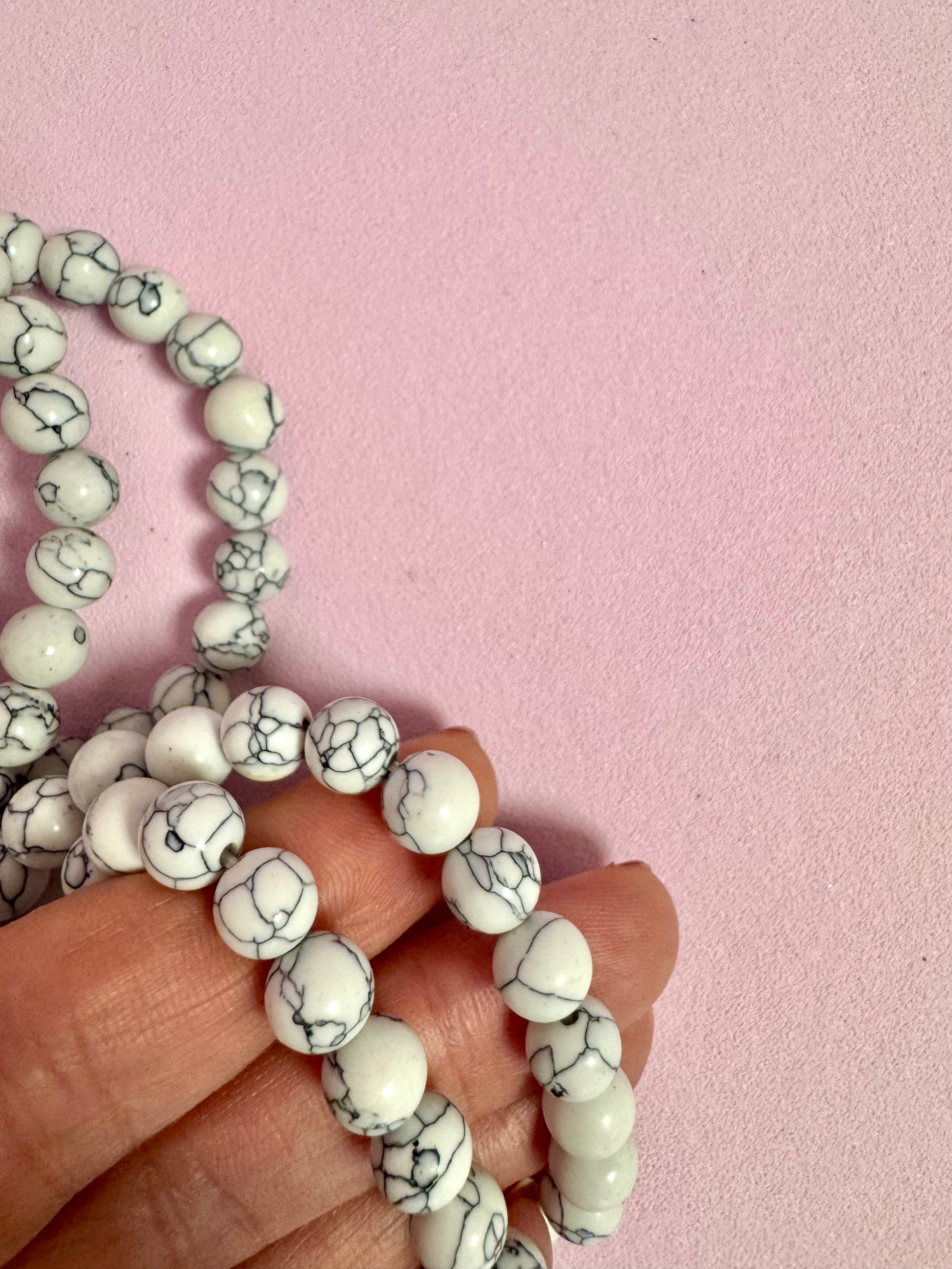 Howlit Armbånd ☽ Følelsesmæssig Healing, Inspiration, Kreativitet, Tålmodighed, Ro, Bevidsthed, Fred og Oplysning ☽ 6mm & 8mm