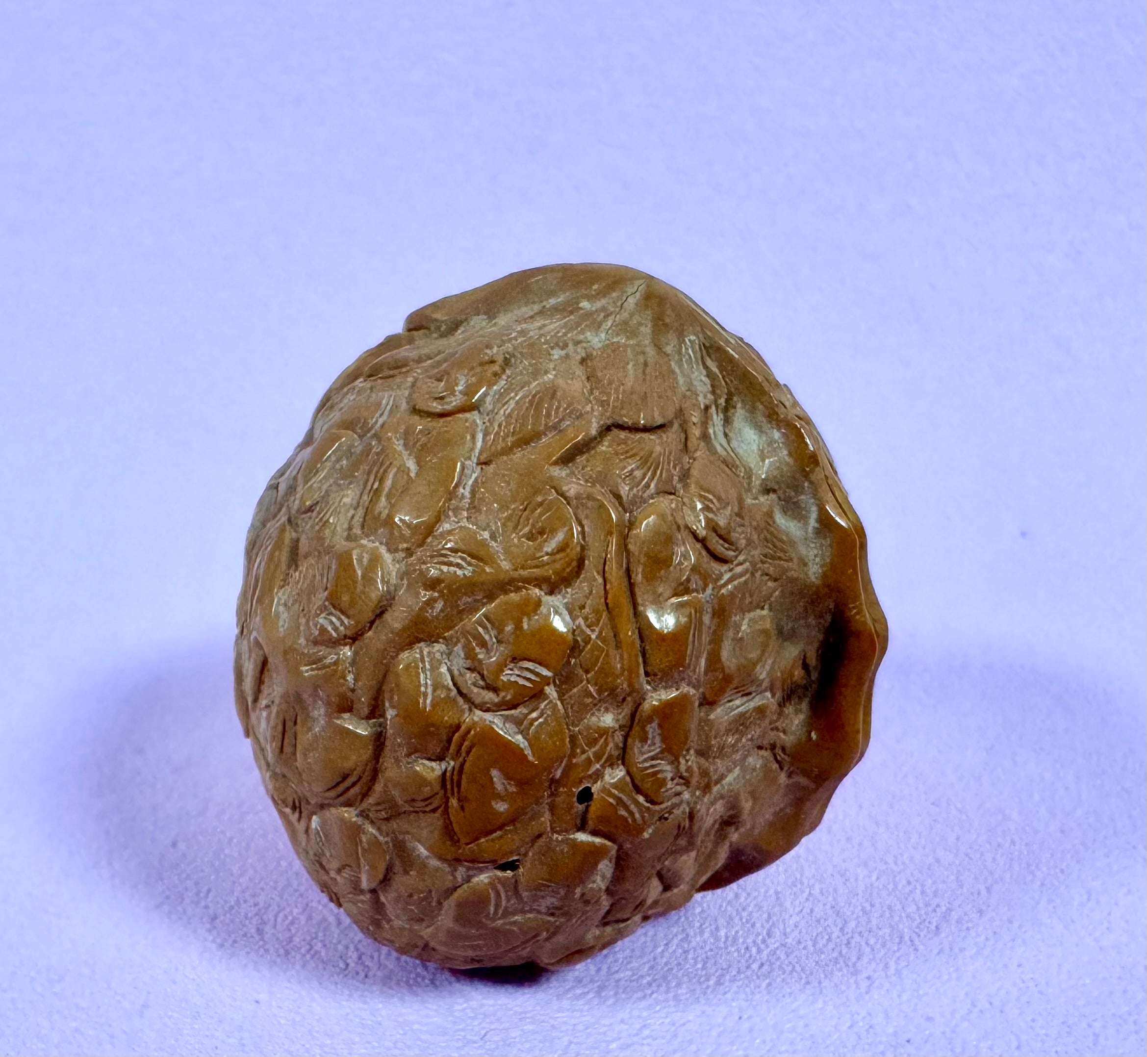 Kinesisk håndskåret valnød – figurrelief ( wenwan ) – ca. 4 cm
