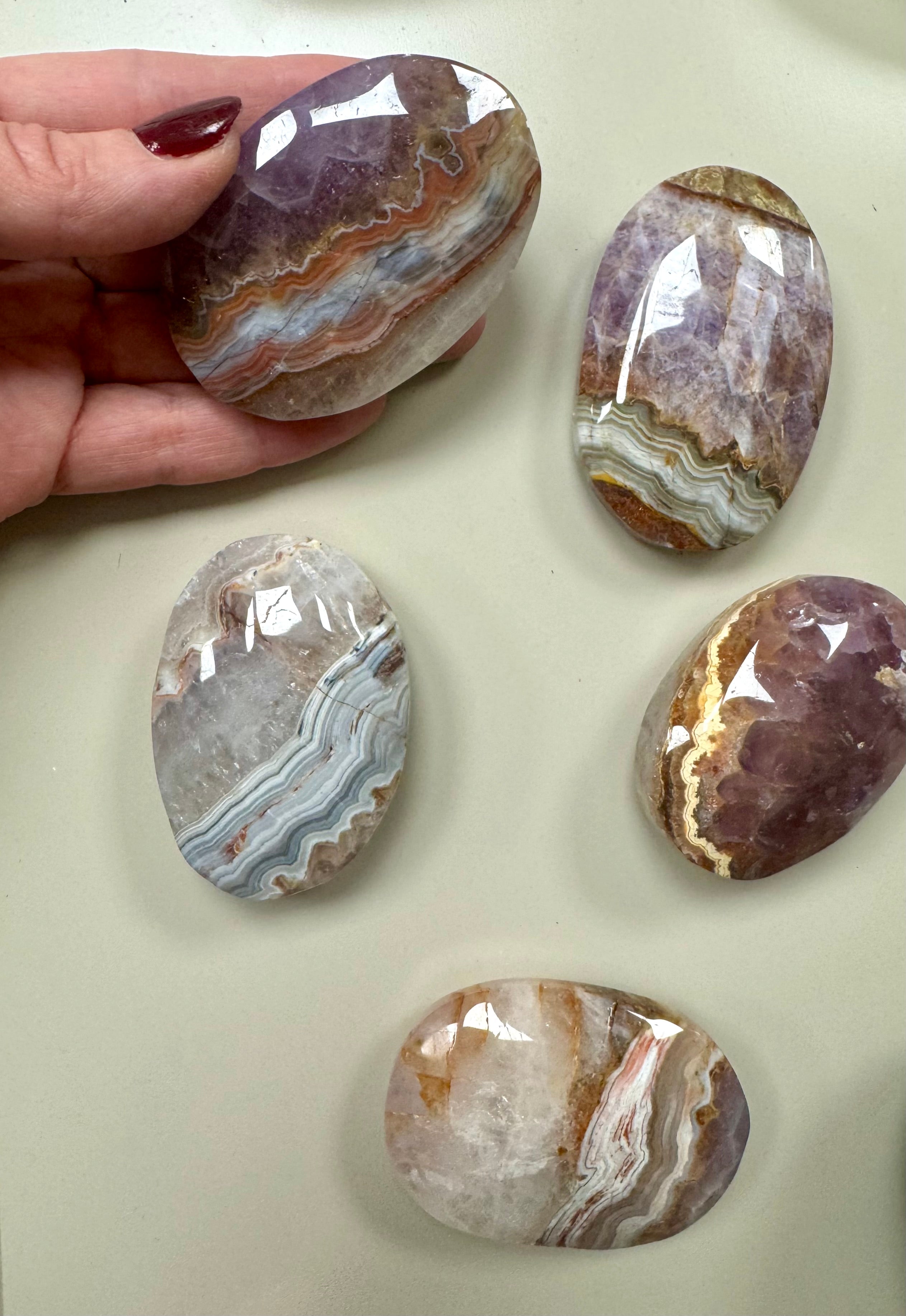 Ametyst Agat Palmstone - En håndsten af ametyst agat med en vægt på 130 gram, perfekt som spirituel krystal til meditation, healing eller energiarbejde.