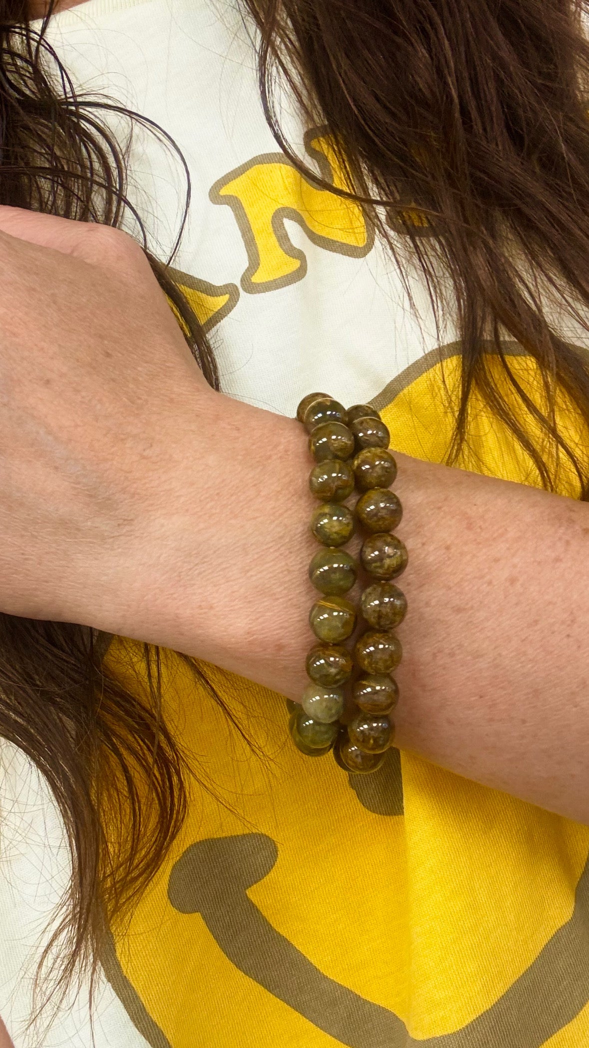 Gul Pietersite armbånd 𓂀 bringer indestængte, undertrykte følelser og spændinger op til overfladen, lader det usagte & uudforskede bryde ud i en følelsesmæssig udstrømning, der renser luften & starter helingsprocessen - ca. 20 cm & 9,5mm