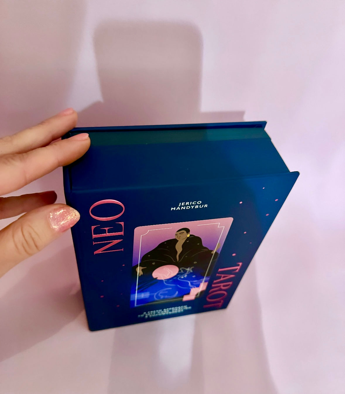 Månesøster Krystaller - Tarotkort - Neo Tarot - A Fresh Approach to Self-Care, Healing & Empowerment - Tarot & Guidebook af Jerico Mandybur