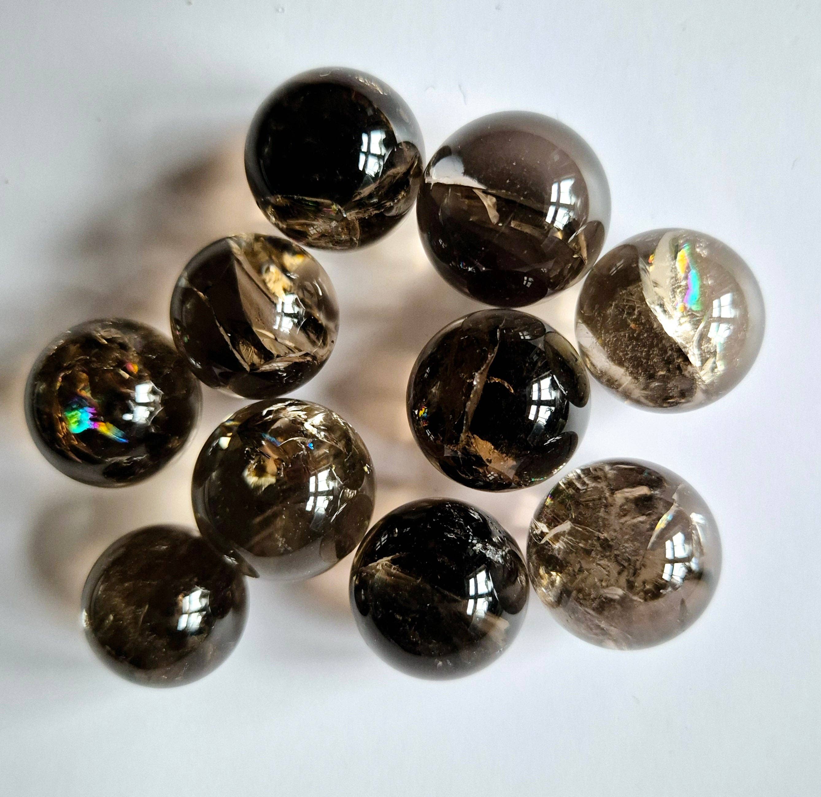 Regnbue Røgkvarts Krystalkugle – A+ Kvalitet (1,5–2 cm.)