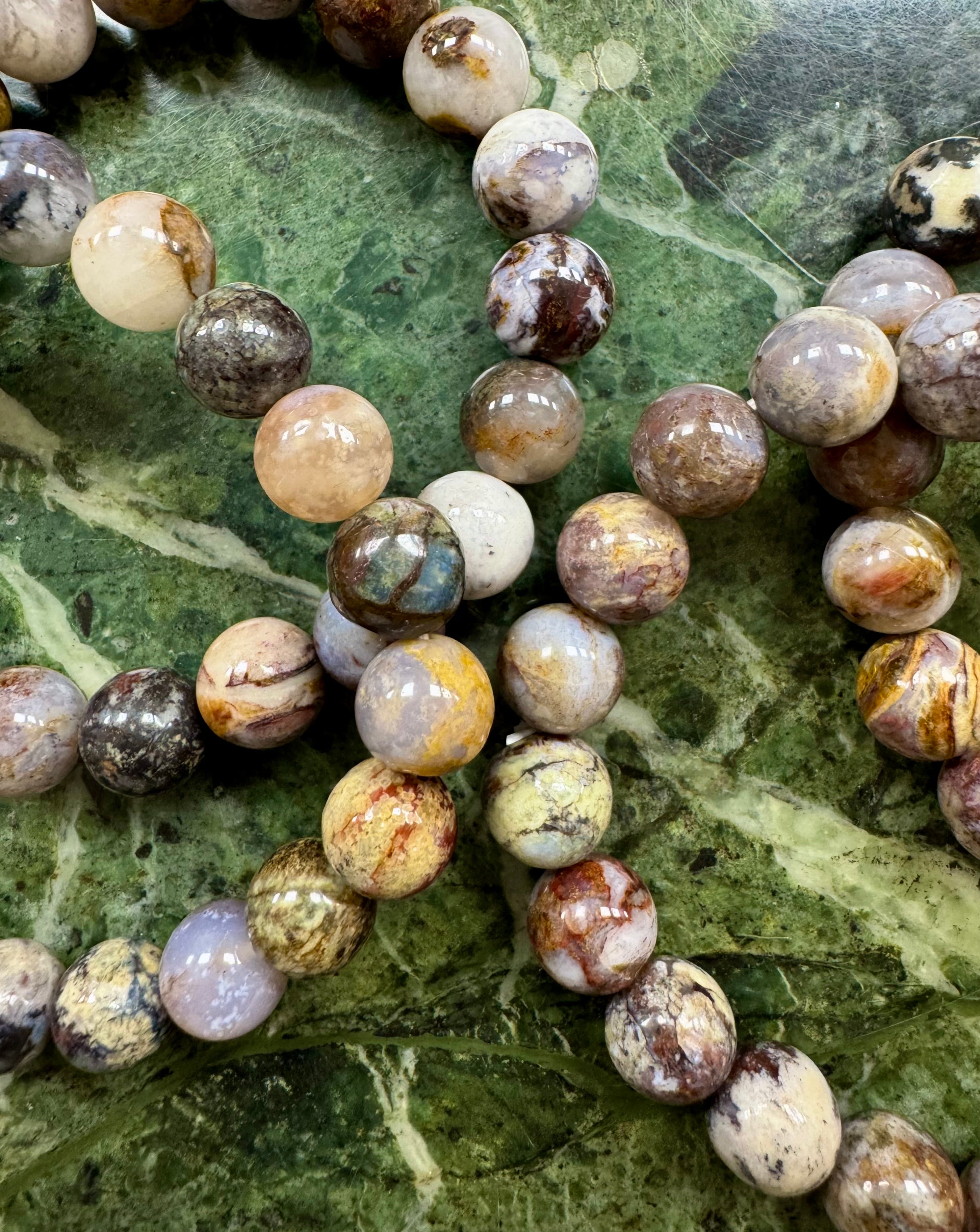 Pietersite Armbånd 𓂀 bringer indestængte, undertrykte følelser og spændinger op til overfladen, lader det usagte & uudforskede bryde ud i en følelsesmæssig udstrømning, der renser luften & starter helingsprocessen (ca. 20 cm. & 11,5 mm.)
