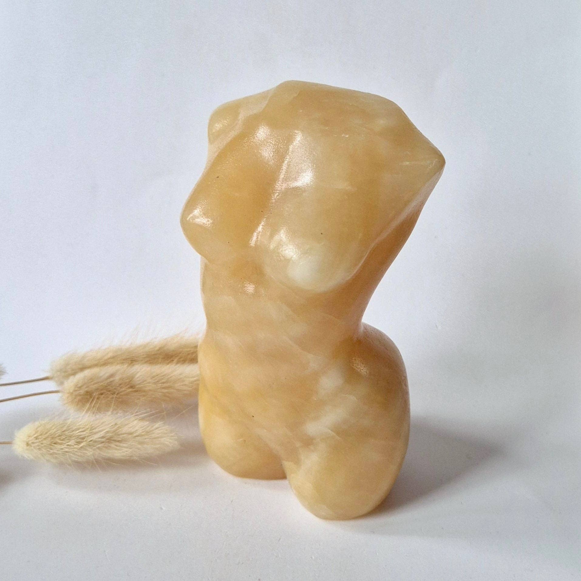 Honey Calcit Figur – Kvindelig Buste – Beskyttende Krystal - En smuk kvindelig figur formet som en buste, med en højde på 13–14 cm. Denne krystal fungerer som et beskyttende og energistøttende objekt.