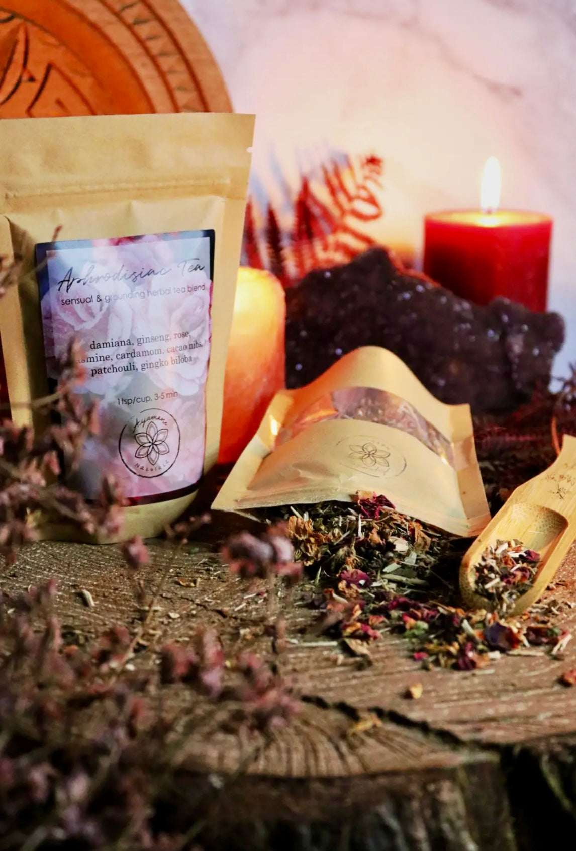 Månesøser Krystaller - Afrodisiakum-Te Med damiana, ginseng, kakao, rosé & kardemomme fra Ayamani ☽ 30 gram / MAANESOESTER.DK / MÅNESØSTER.DK