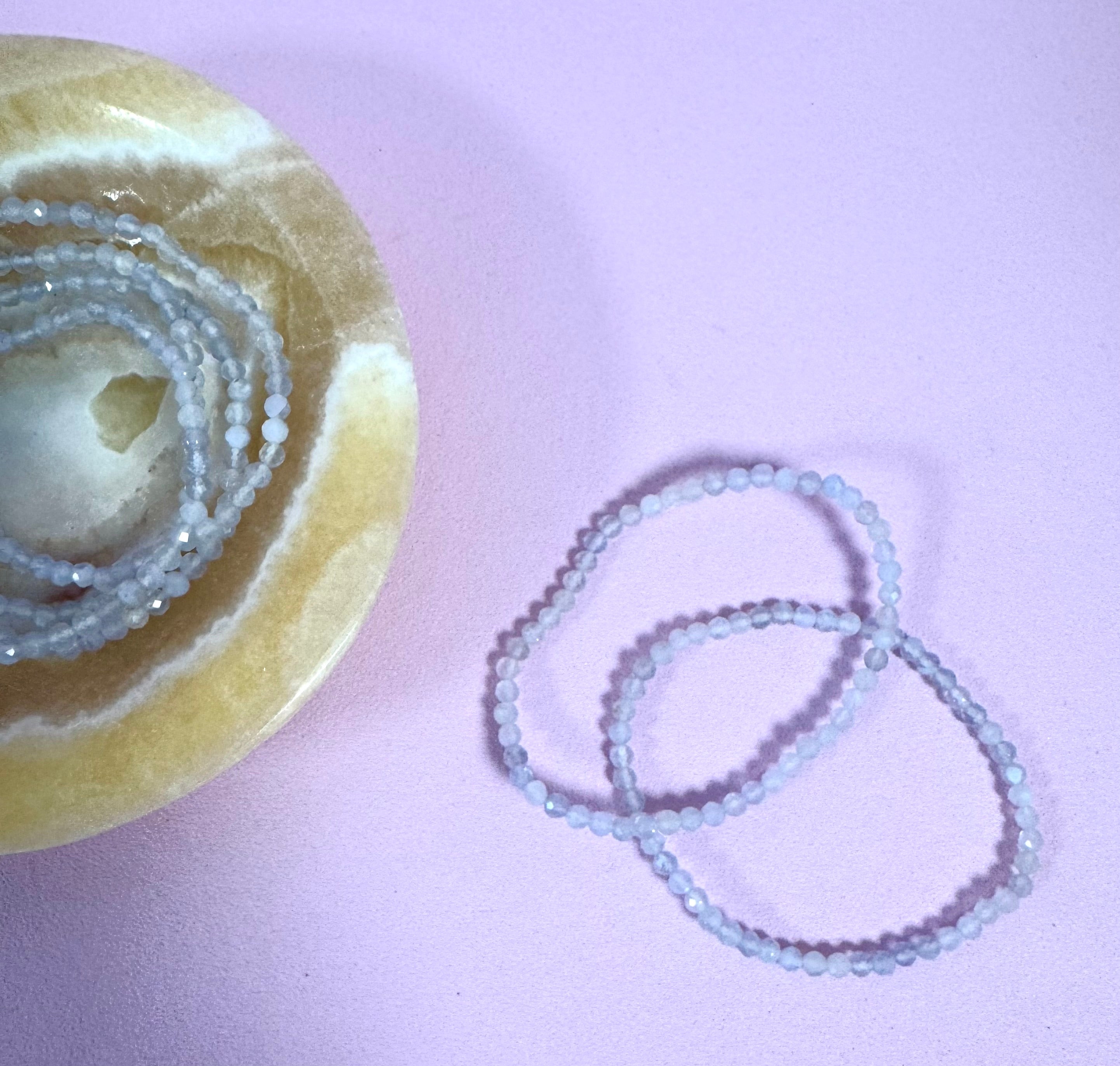 Facetteret Kalcedon Armbånd ☽ Velvilje, generøsitet, fællesskab, balance, harmoni & fleksibilitet
