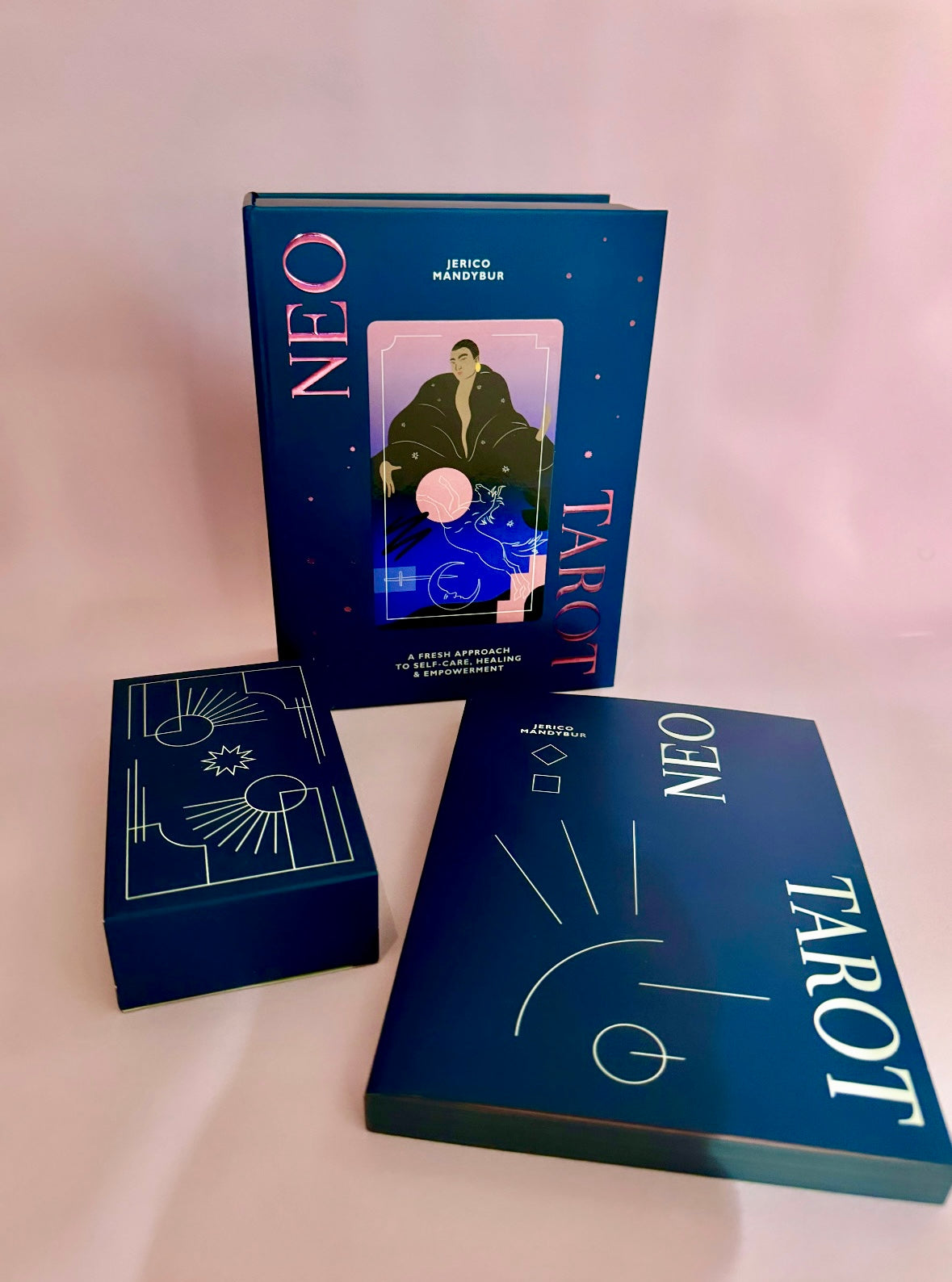 Månesøster Krystaller - Tarotkort - Neo Tarot - A Fresh Approach to Self-Care, Healing & Empowerment - Tarot & Guidebook af Jerico Mandybur