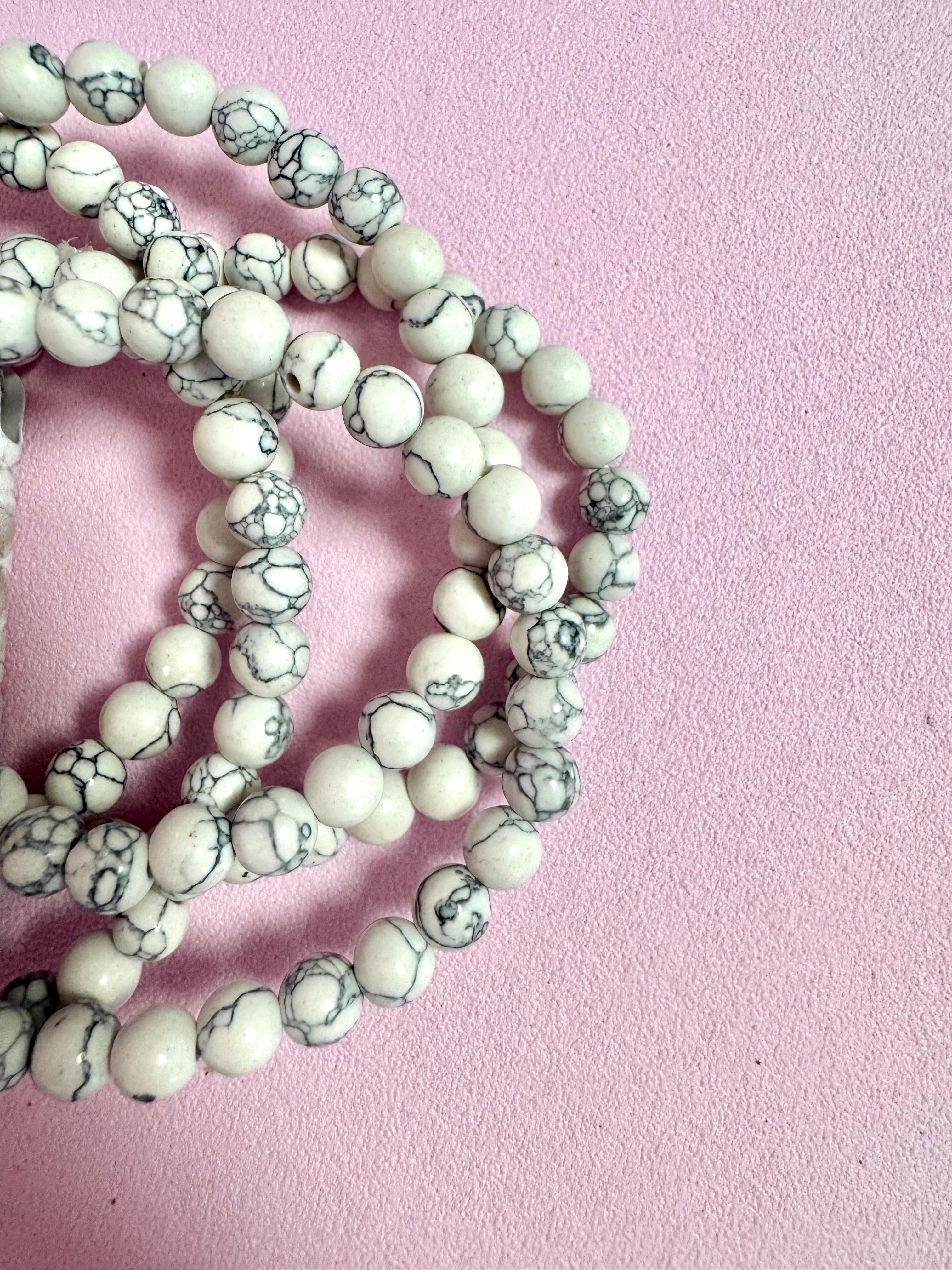 Howlit Armbånd ☽ Følelsesmæssig Healing, Inspiration, Kreativitet, Tålmodighed, Ro, Bevidsthed, Fred og Oplysning ☽ 6mm & 8mm