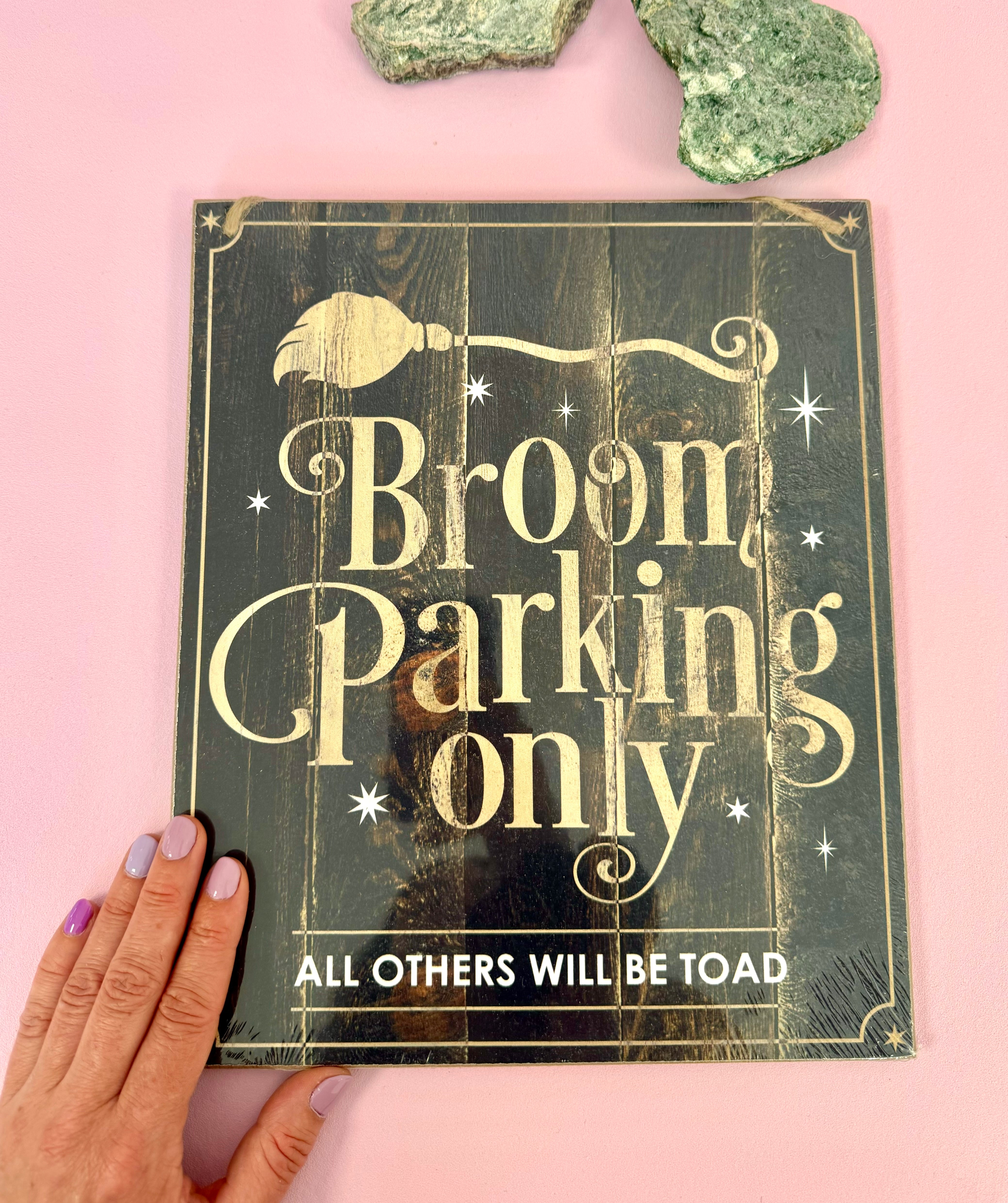 “ Broom Parking Only “ vægskilt ☾