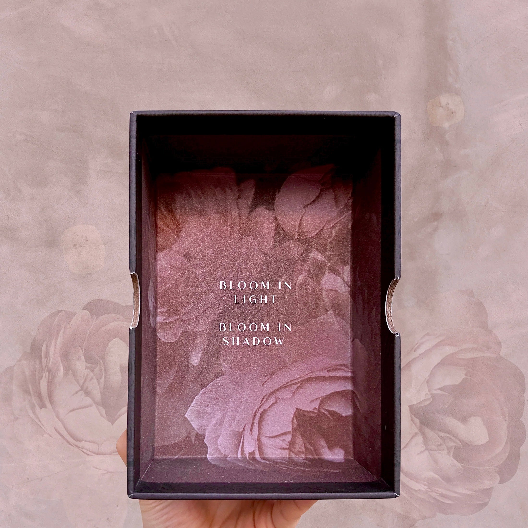 Månesøster Krystaller ☾ The Moonchild Tarot Shadow Work Edition ☾ ☾ Kærligt illustreret af kunstneren Danielle Noel ☾ Meget Luksuriøse kort med en glitrende ryg https://maanesoester.dk www.månesøster.dk
