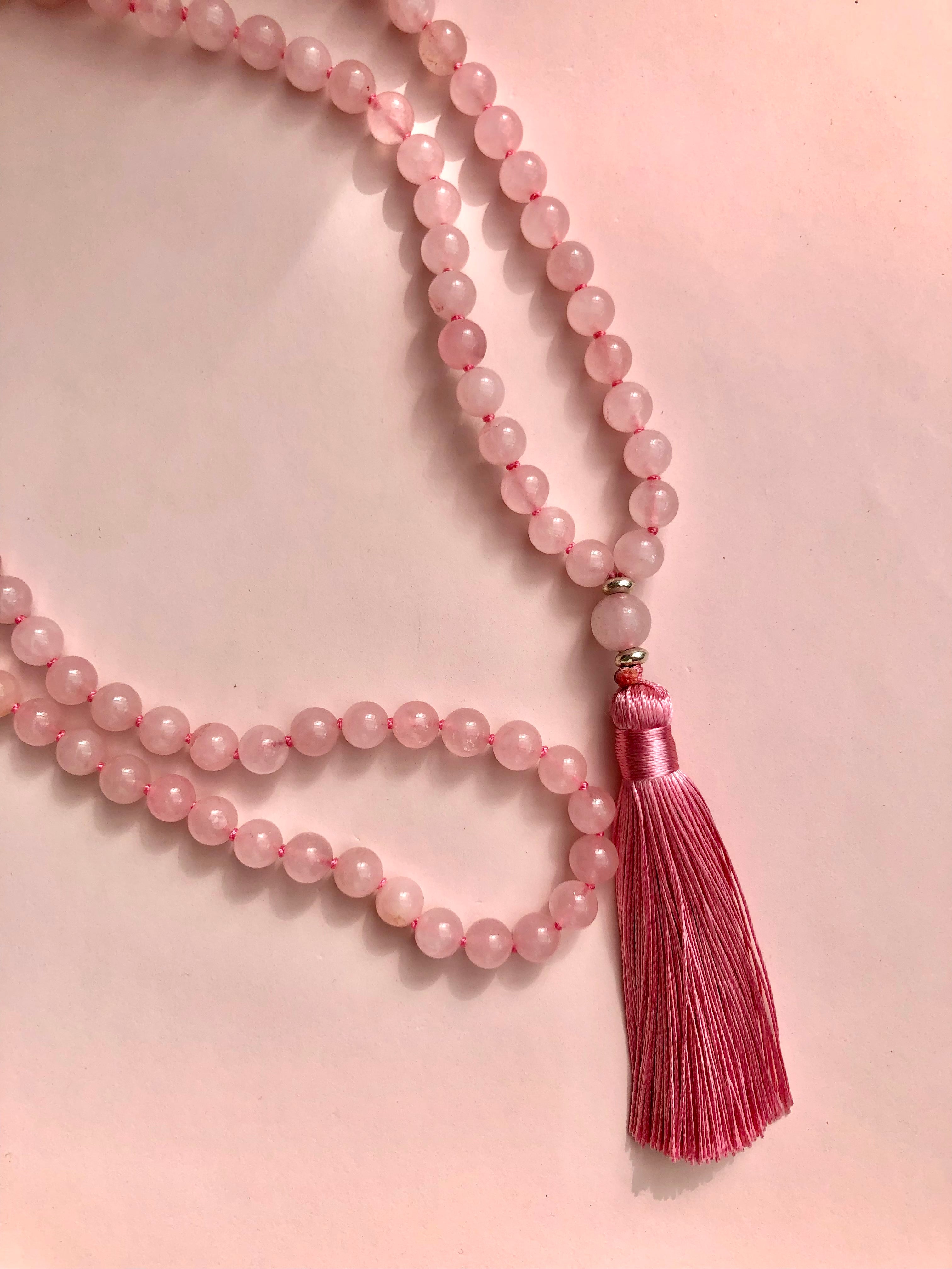 Månesøster Krystaller Rosenkvarts Rosa Kvarts Mala Kæde Mantra - Jeg er omgivet af universel kærlighed, jeg tiltrækker kærlighed og positiv energi, mine feminine & maskuline poler er i harmoni, Jeg er tillidsfuld og tryg, jeg ved at jeg er beskyttet Halskæde