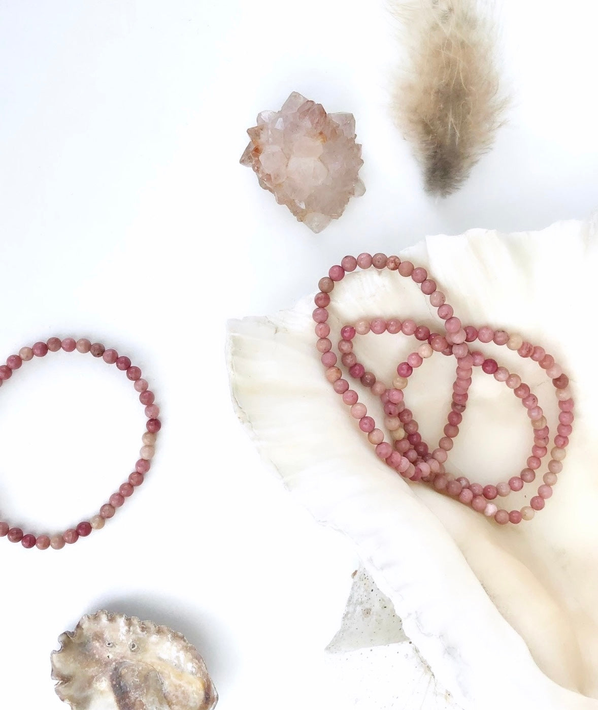 Månesøster Krystaller - Rhodonit Armbånd ☾ Ro, Selvtillid, Empati, Taknemmelighed, Positivitet, Ydmyghed, Indre Vej ☾ (4 mm.) MÅNESØSTER.DK / MAANESOESTER.DK