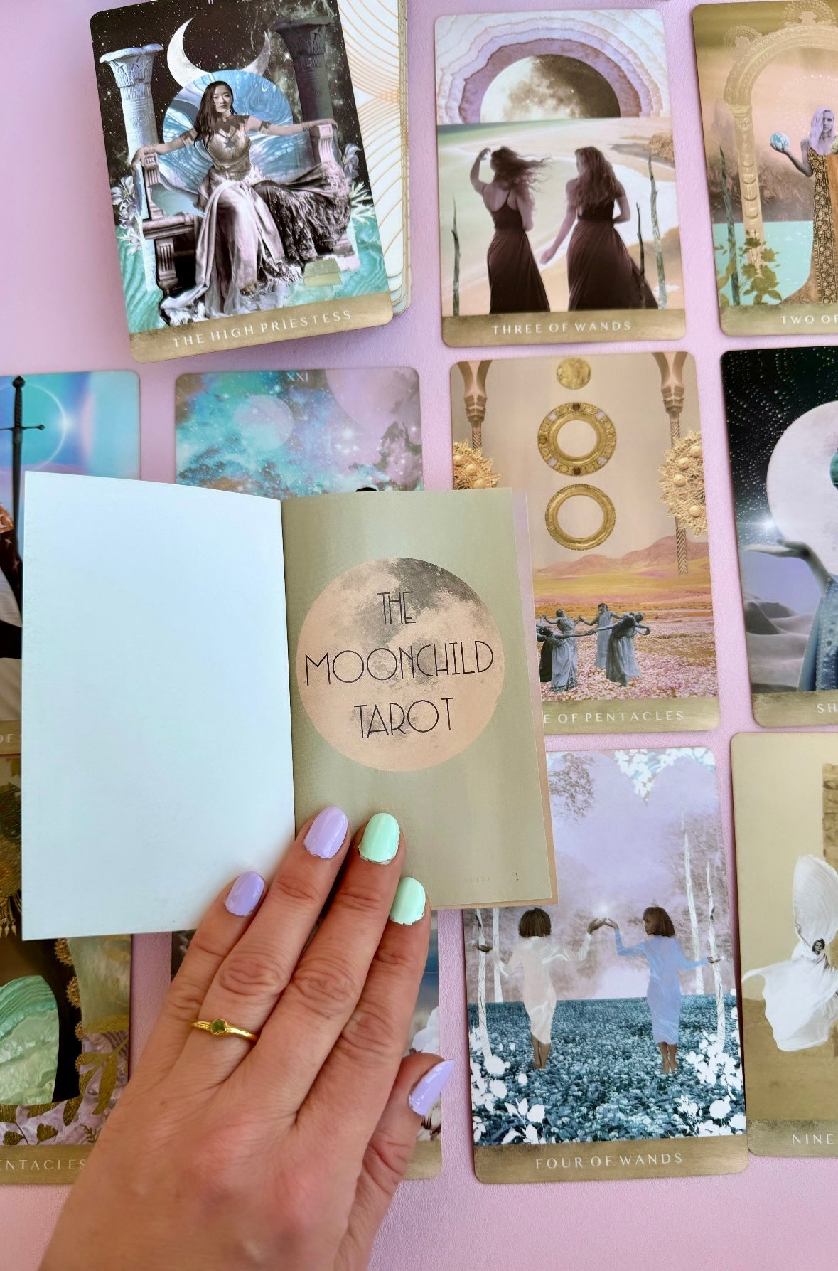 Månesøster Krystaller - MOONCHILD TAROT - Kærligt illustreret af kunstneren Danielle Noel