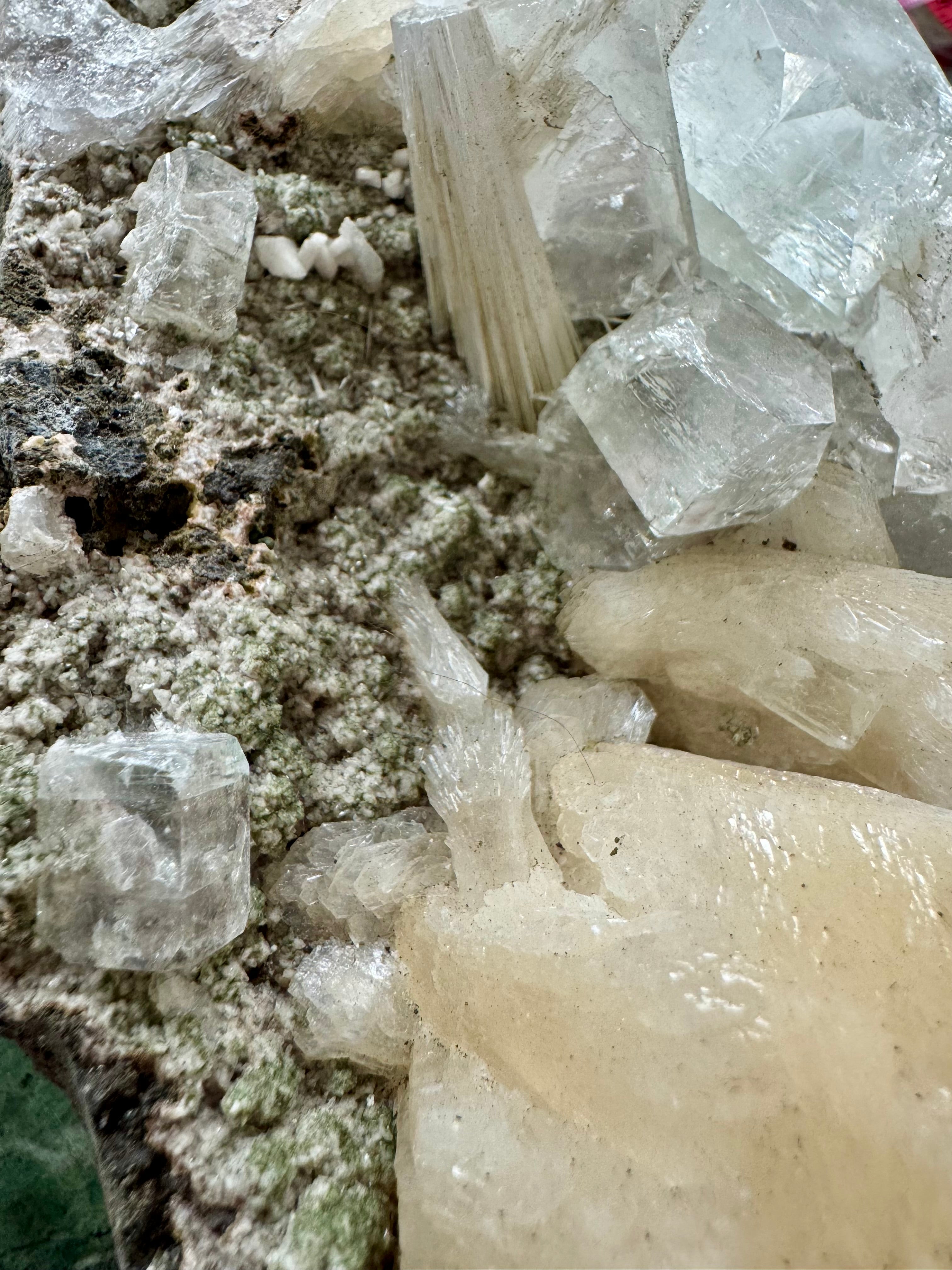 Apophyllit klynge – Zeolit med stilbit nr. 111 - beskytter mod energidrænene påvirkning, udvikler dine intuitive evner og hjælper dig til at træde ud af dit ego og lade energi flyde let𓂀