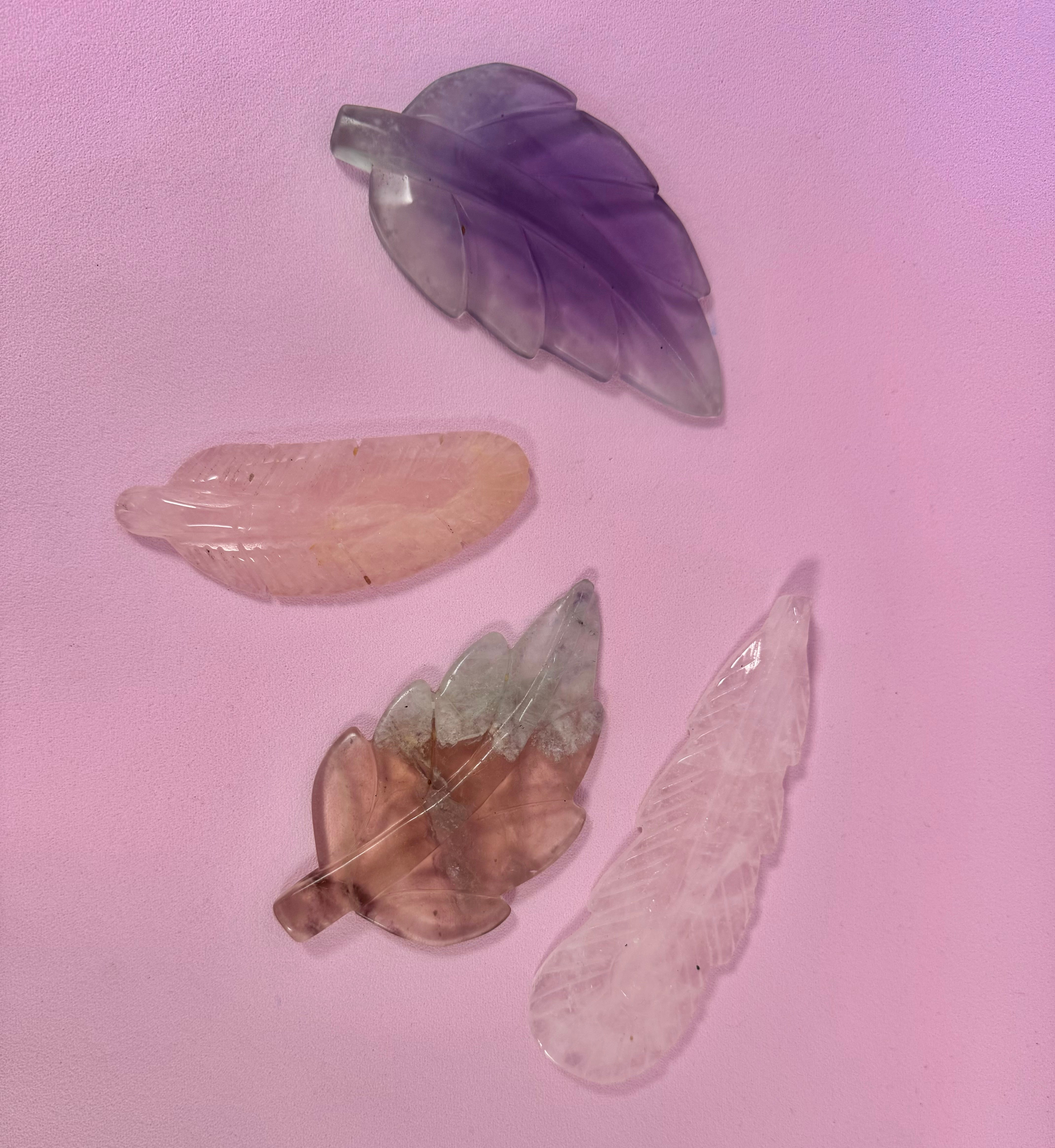 Fjer og blade i Regnbue Fluorit & rosenkvarts ☾