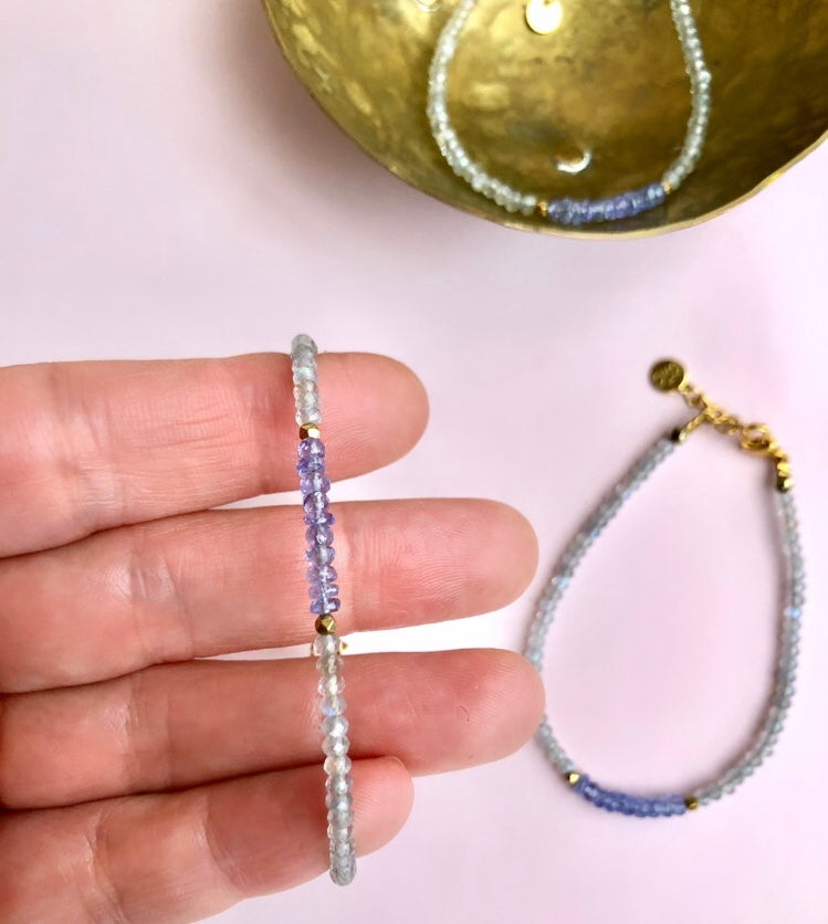 Månesøster Krystaller - ☾ Tanzanit + Labradorit + Pyrit Armbånd ☾ transformation, Frugtbarhed, overflod & beskyttelse ☾ MÅNESØSTER / MAANESOESTER.DK