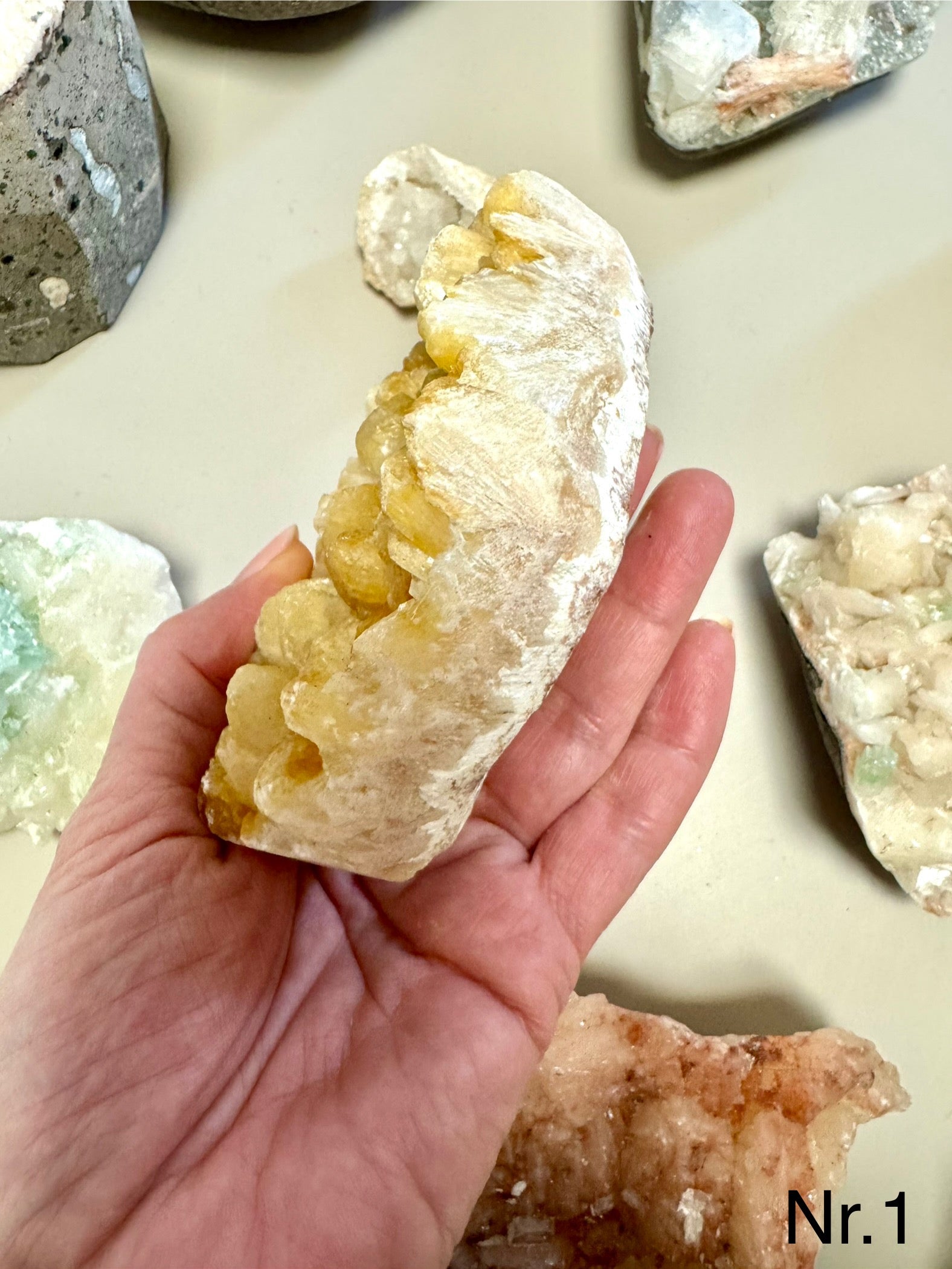 Zeolit apophyllit med stilbit Klynge 𓂀 Hvis du arbejder med Healing, er denne sten et fantastisk redskab. beskytter mod energidrænene påvirkning, udvikler dine intuitive evner og hjælper dig til at træde ud af dit ego og lade energi flyde let