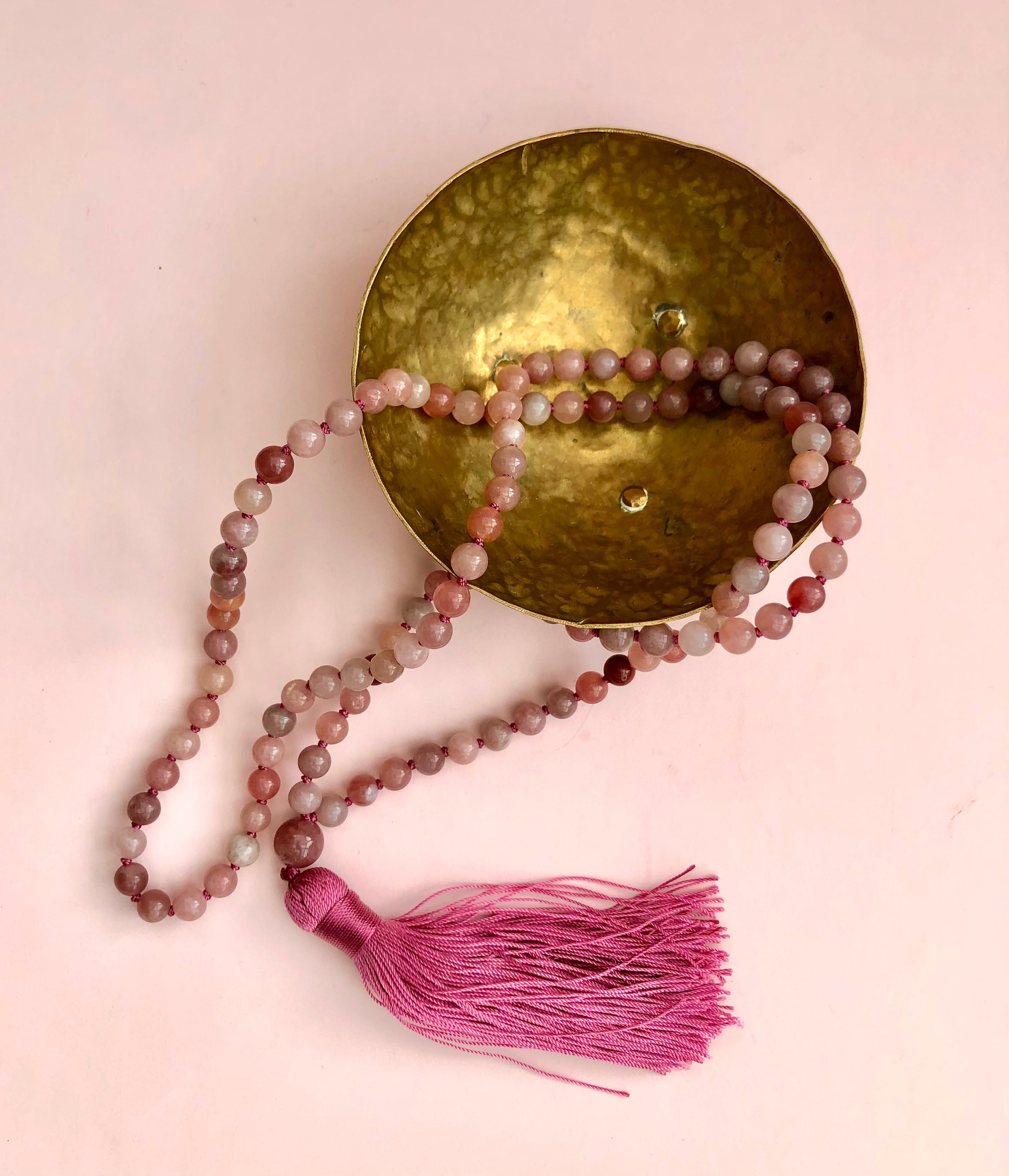 Månesøster Krystaller - Lepidolit Halskæde - Mala Kæde ☾ Mantra “Jeg Er i Balance, Jeg Tilgiver Mig Selv, Jeg Er Tryg” vælg mellem lilla eller pink kvast