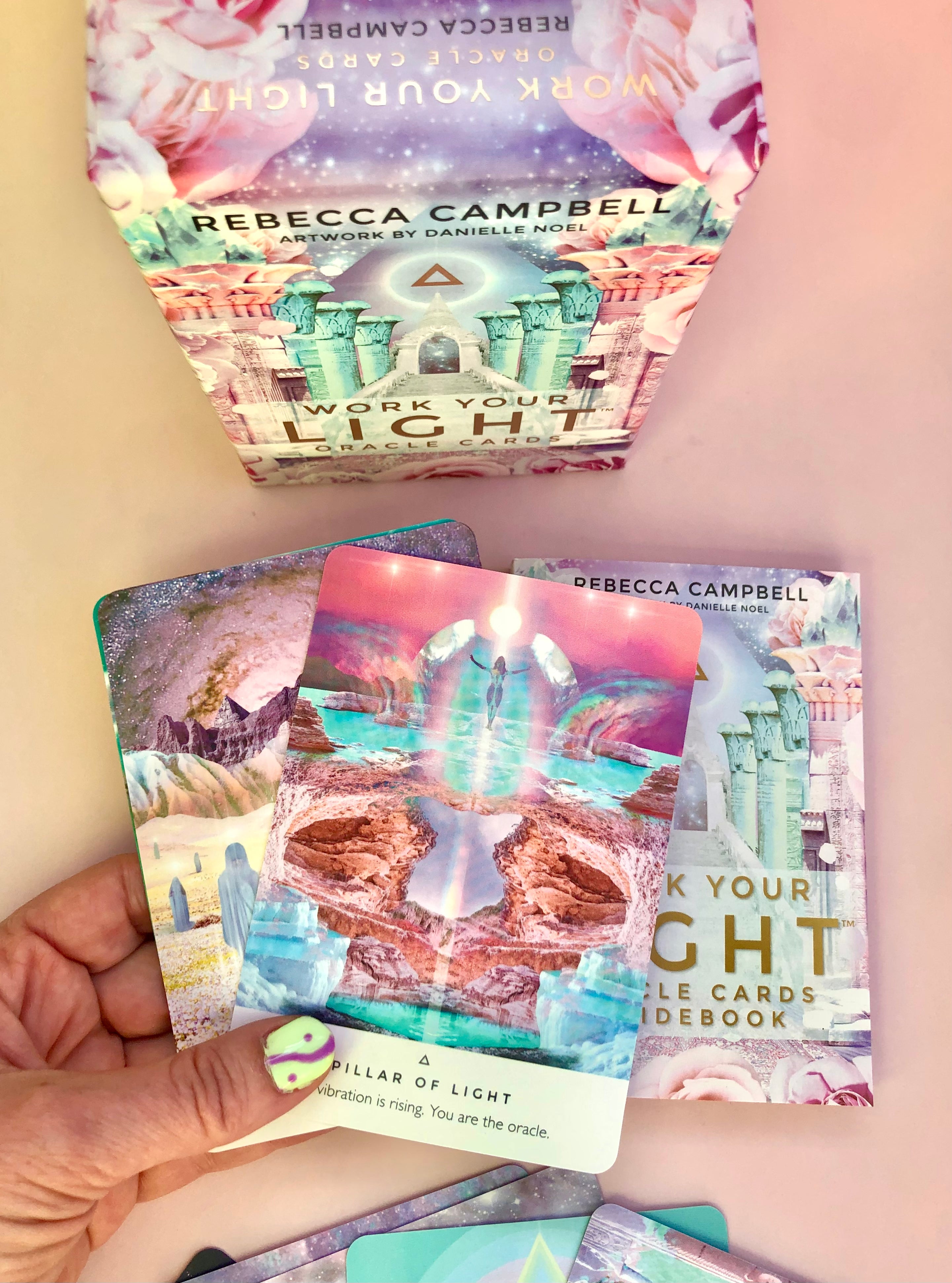 Work your light oracle cards - Rebecca Campbell 𖤓 Engelsk orakelkort sæt + Guidebog