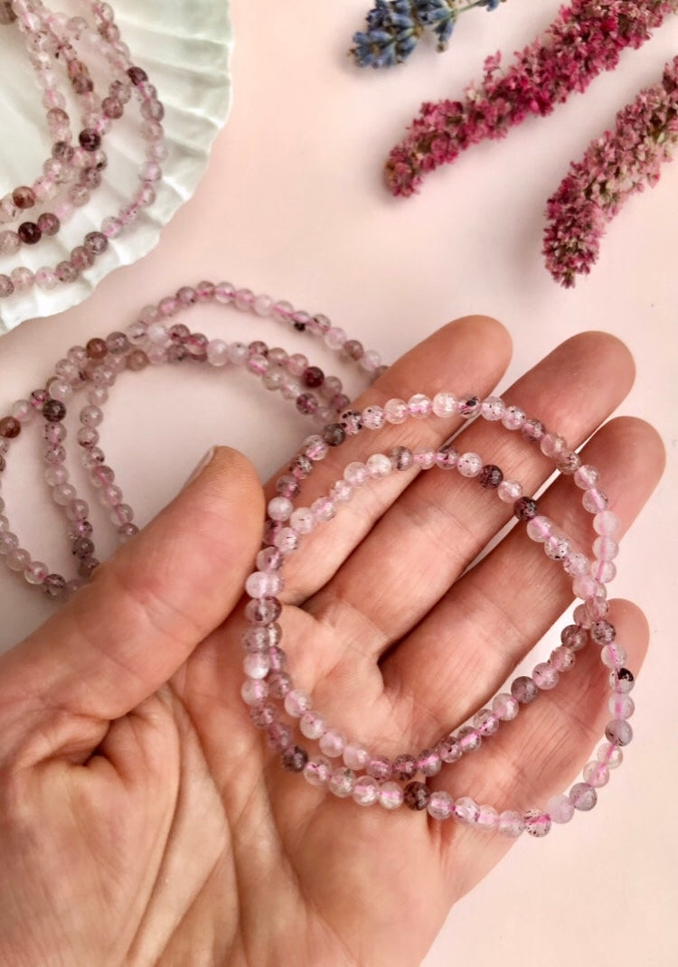 Månesøster Krystaller Jordbær Kvarts Armbånd Feminin power, positivitet, moderskab, kraftfuld kærligheds vibration & lidenskab (4mm)