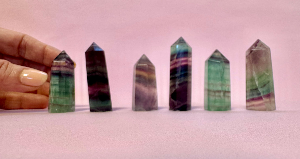 Regnbue Fluorit Tårn ☾ Koncentration, Grounding & Balance ☾ 4,5 - 5 cm