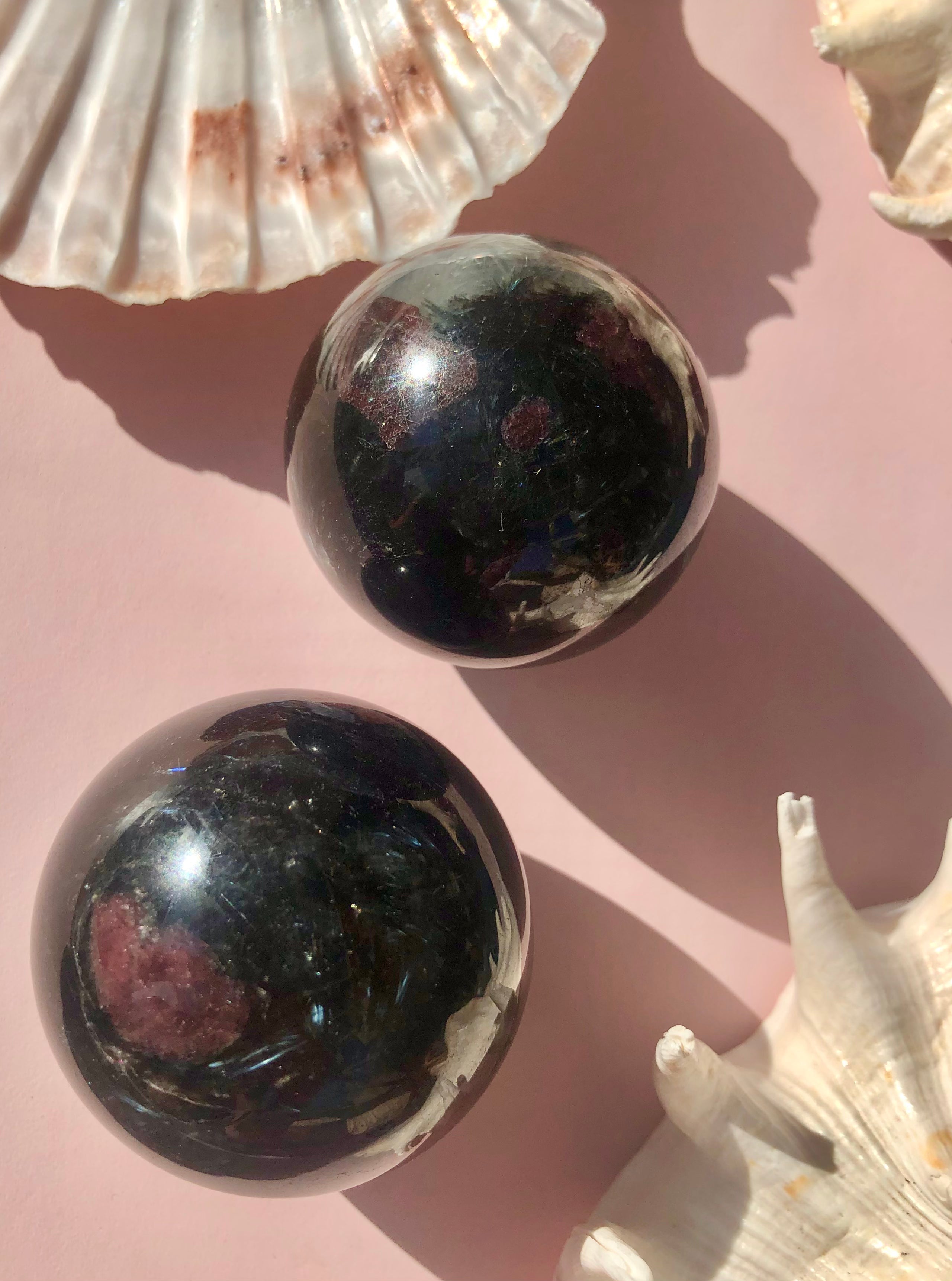 Granat i Astrophyllit Kugle ☾ “kærlighed, seksualitet & Kundalini
☾ 5 cm