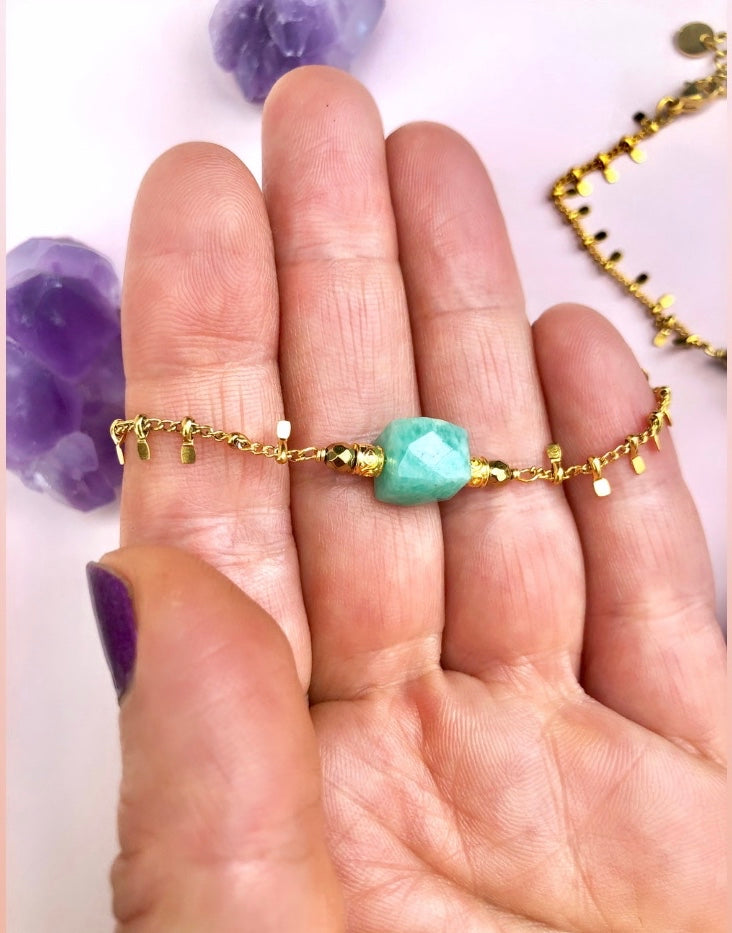 ☾ Amazonit Armbånd 𓂀 Har du oplevet problemer i dit datingliv? Eller føler dig modløs over, hvordan din karriere eller dit professionelle liv går? 𓂀 Hvis du leder efter et glimt af håb i mørket, så søg støtte i din Amazonit ☾