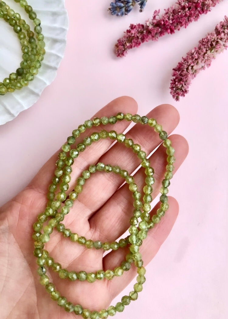 Månesøster Krystaller Facetteret Peridot 𓂀 Armbånd ☾ OVERFLOD, HARMONI & LYKKE ☾ 4mm