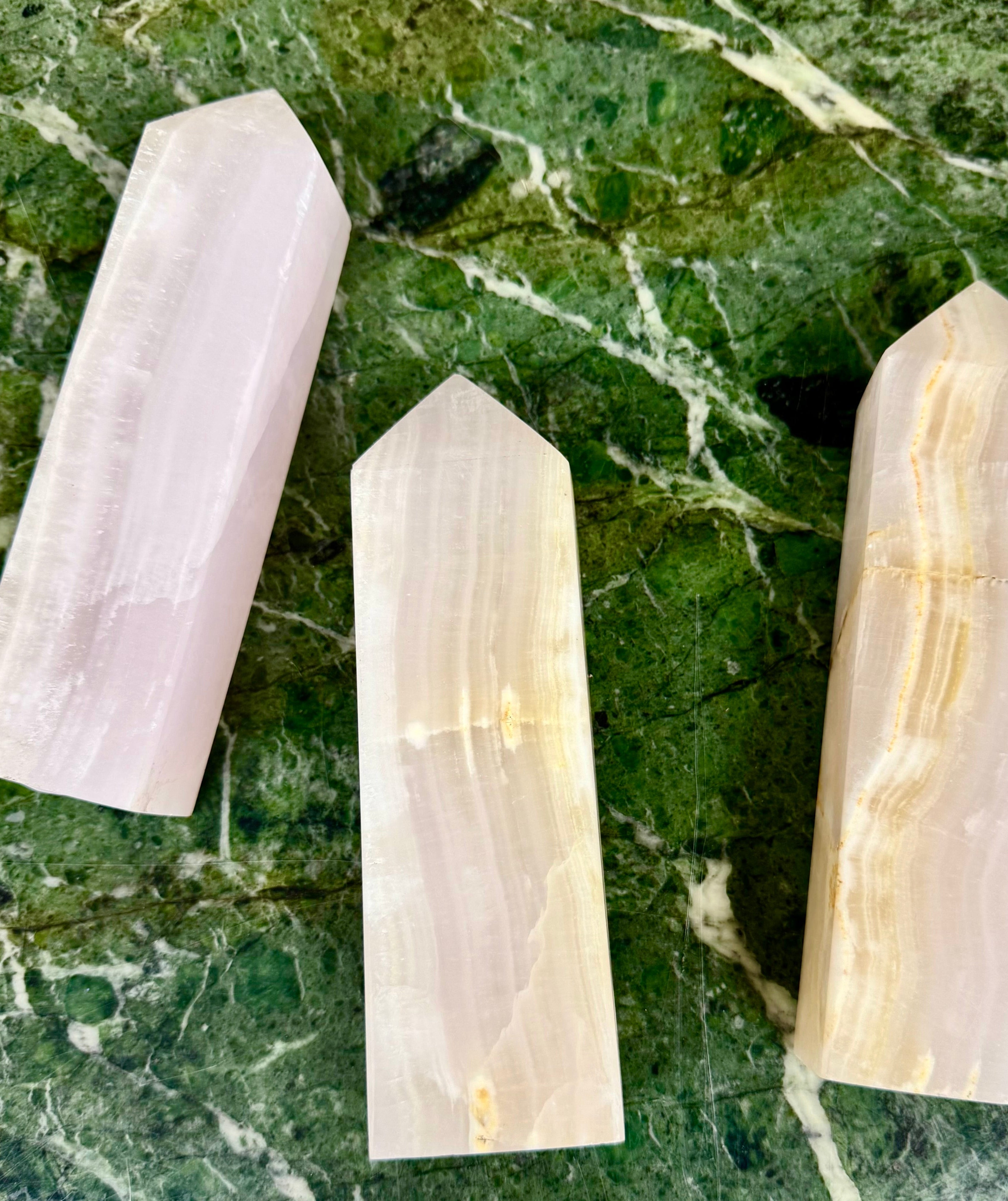 Pink Calcit Tårn (UV-reaktiv) – Selv-kærlighed, blidhed & energetisk beskyttelse: 500–700g