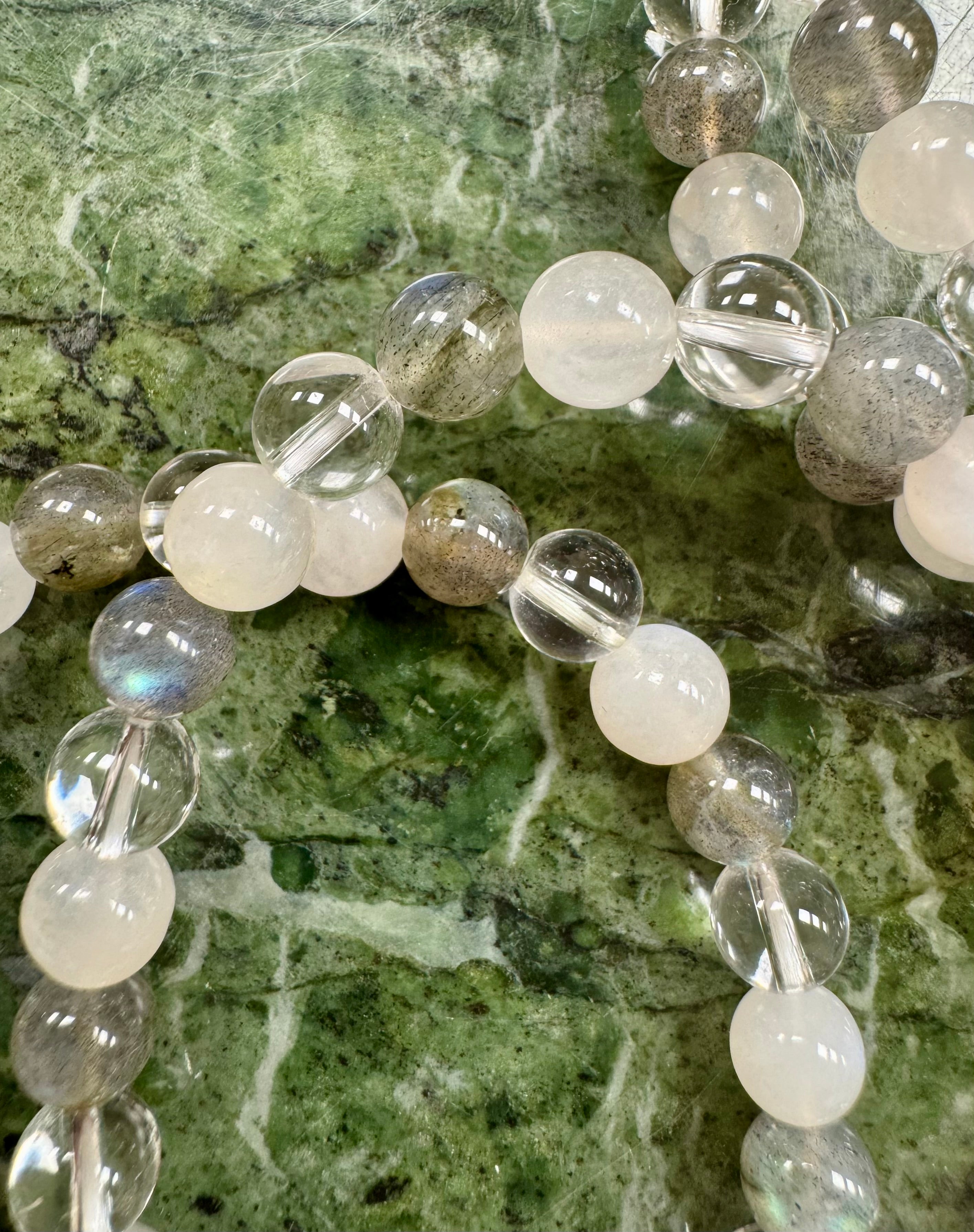 Spirituel Energi - Armbånd - med Månesten, Labradorit & Bjergkrystal ☾ (6mm.) / MAANESOESTER.DK / MÅNESØSTER.DK