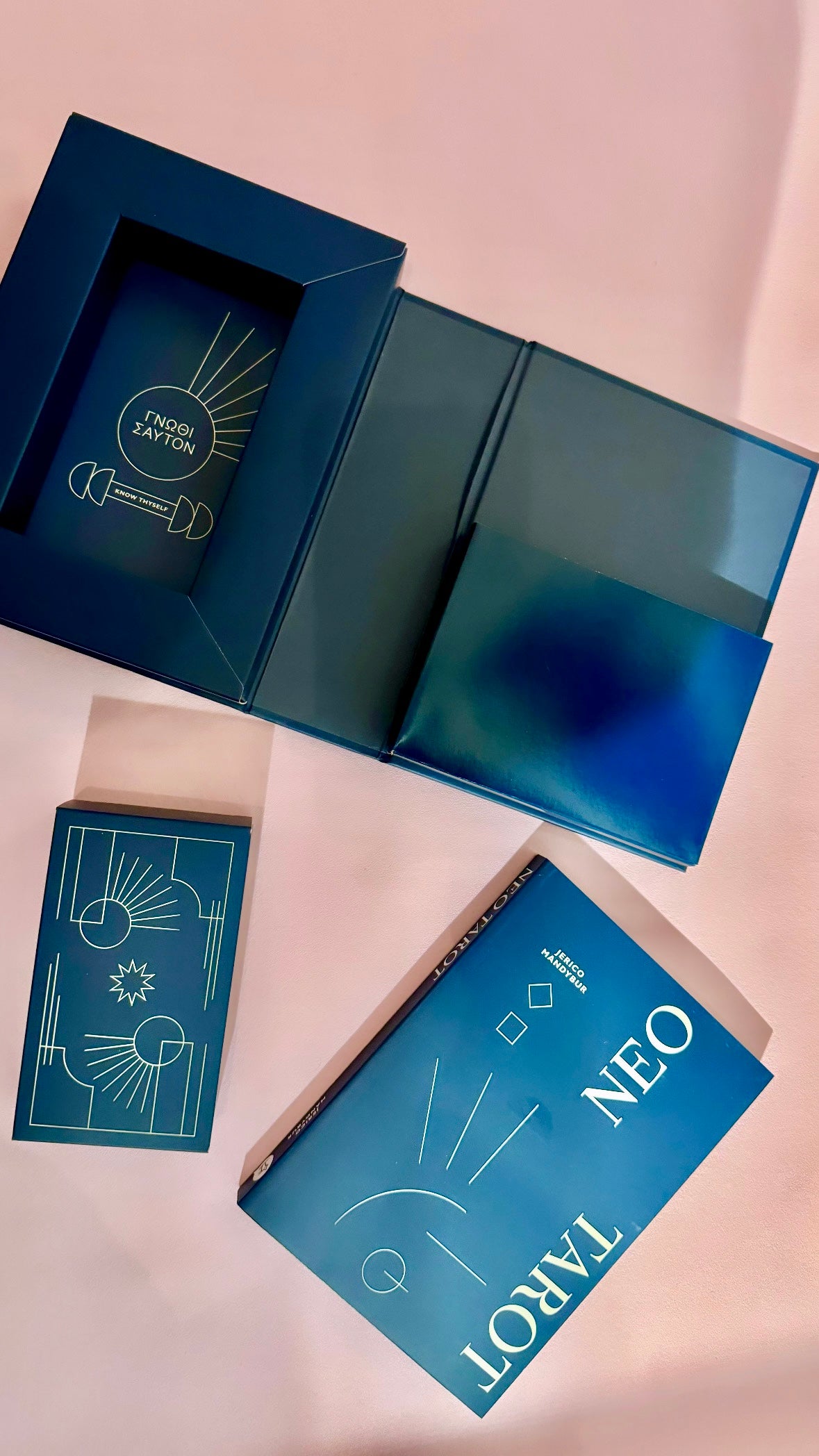 Månesøster Krystaller - Tarotkort - Neo Tarot - A Fresh Approach to Self-Care, Healing & Empowerment - Tarot & Guidebook af Jerico Mandybur