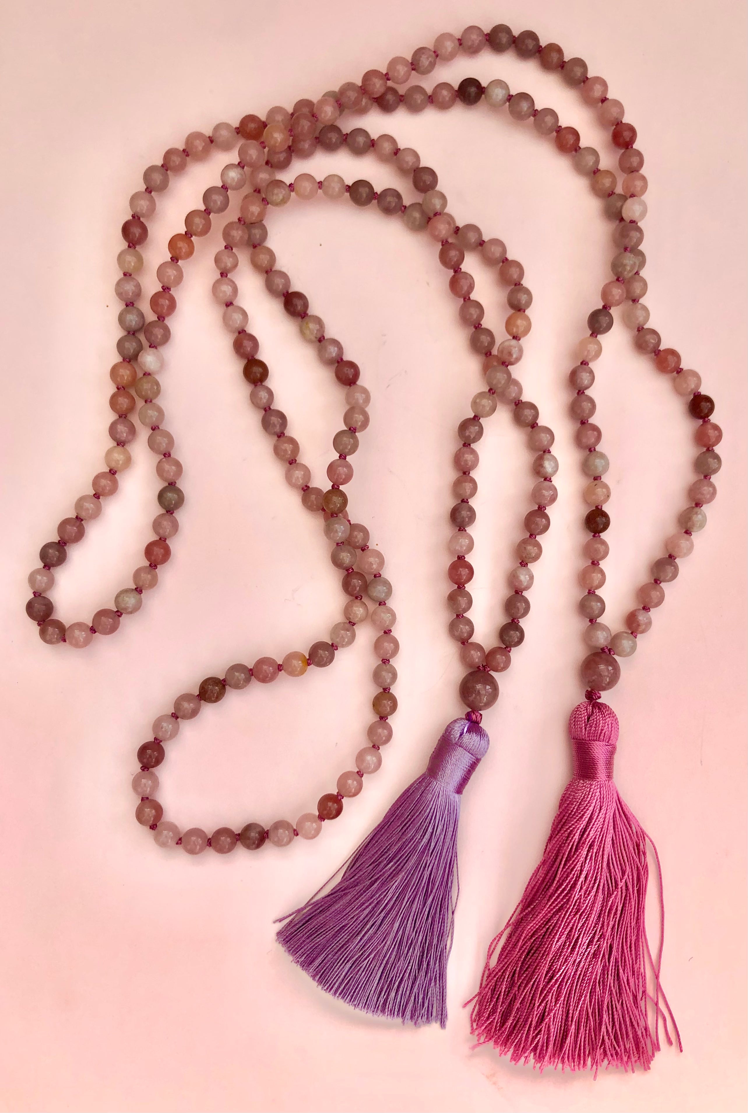 Månesøster Krystaller - Lepidolit Halskæde - Mala Kæde ☾ Mantra “Jeg Er i Balance, Jeg Tilgiver Mig Selv, Jeg Er Tryg” vælg mellem lilla eller pink kvast