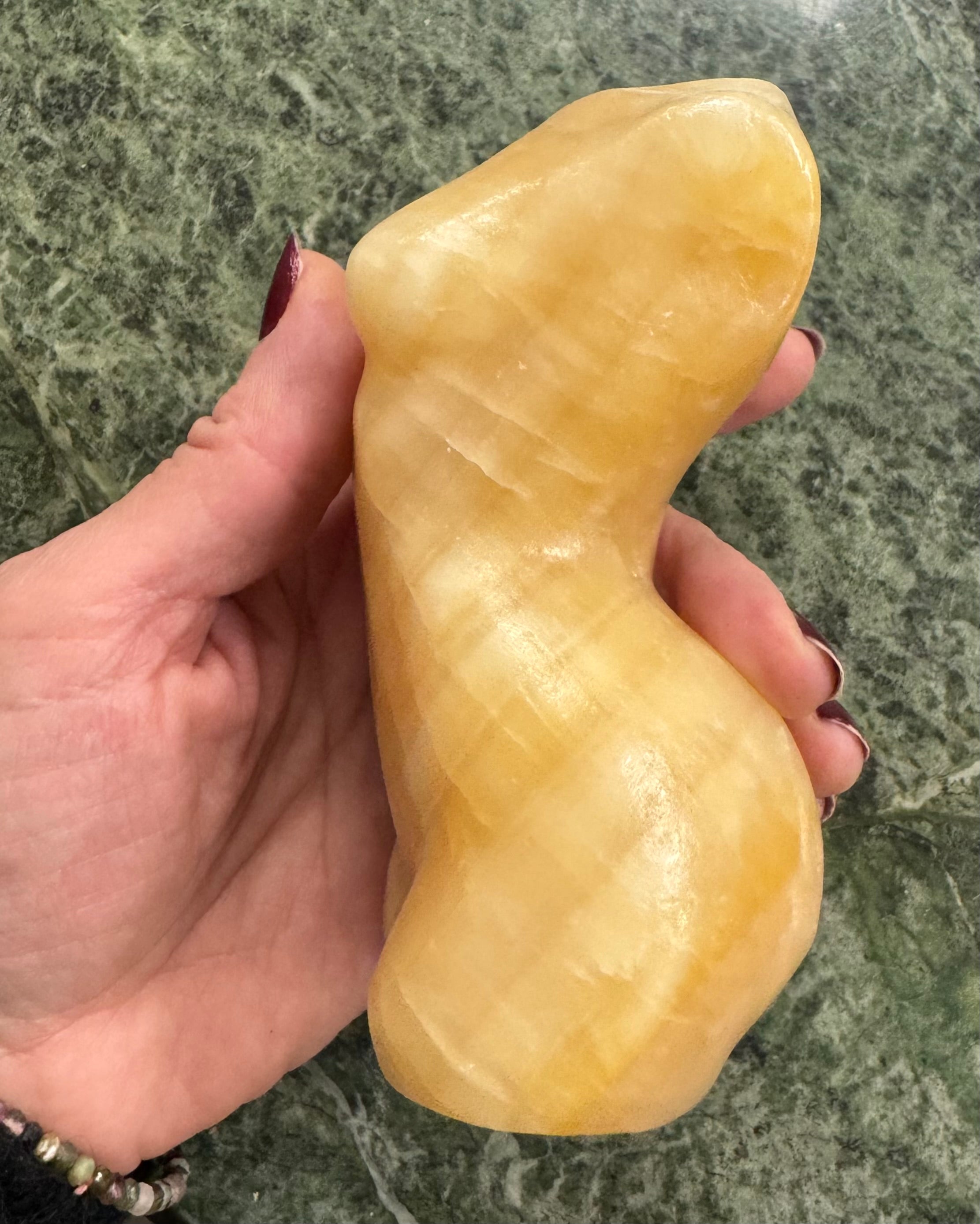 Honey Calcit Figur – Kvindelig Buste – Beskyttende Krystal - En smuk kvindelig figur formet som en buste, med en højde på 13–14 cm. Denne krystal fungerer som et beskyttende og energistøttende objekt.