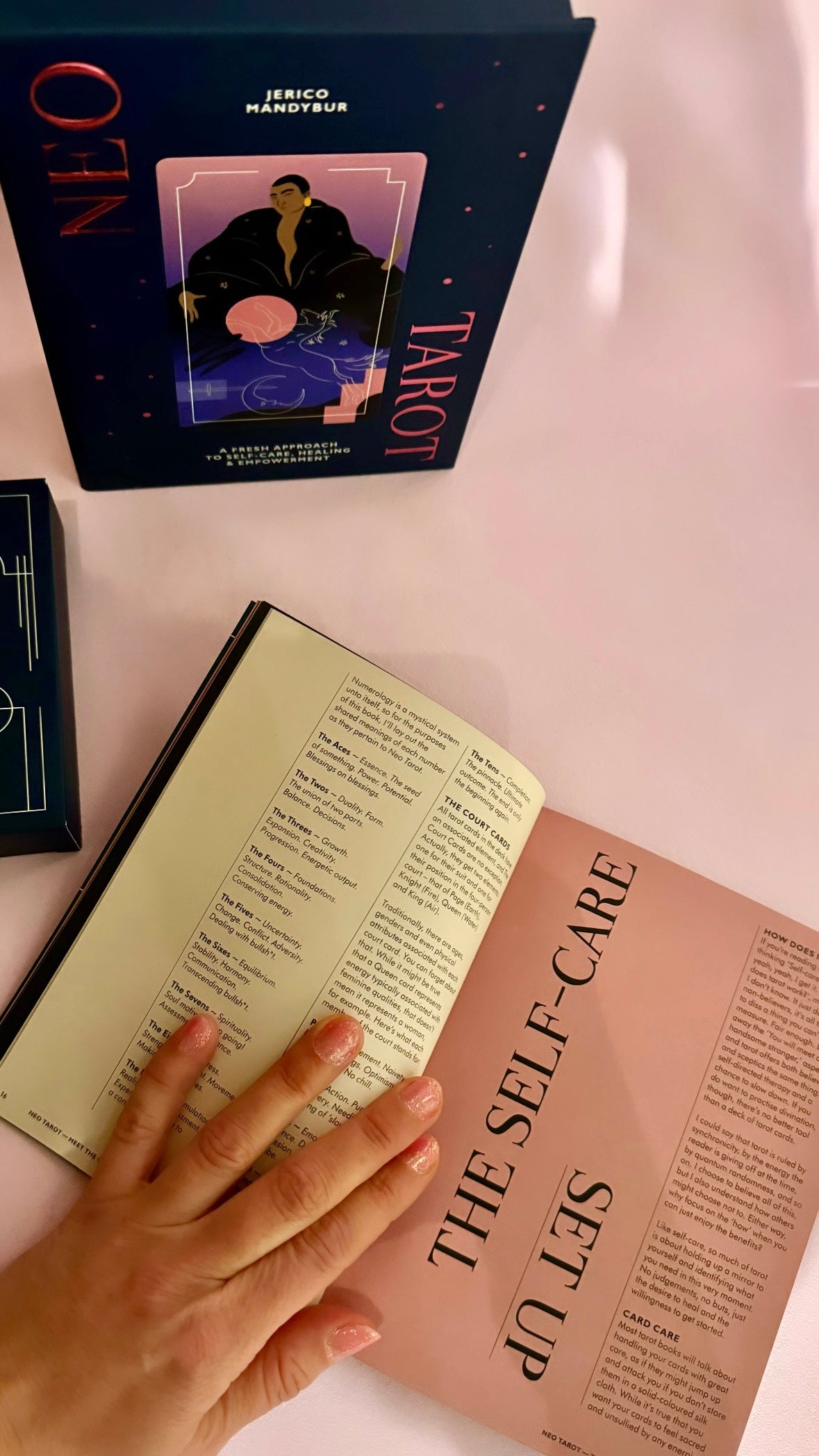 Månesøster Krystaller - Tarotkort - Neo Tarot - A Fresh Approach to Self-Care, Healing & Empowerment - Tarot & Guidebook af Jerico Mandybur