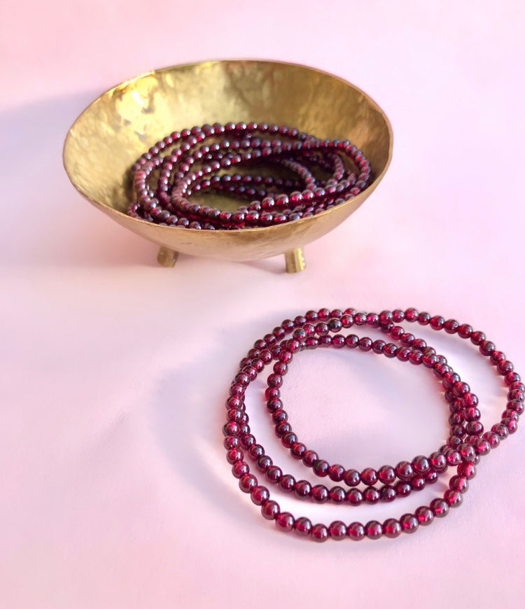 Månsøster Krystaller Horsens - Vitus Berings Plads - Granat Armbånd  ☾ ♡ Kærlighed, Seksualitet & Kundalini ♡ (4 mm.) MÅNESØSTER.DK / MAANESOESTER.DK