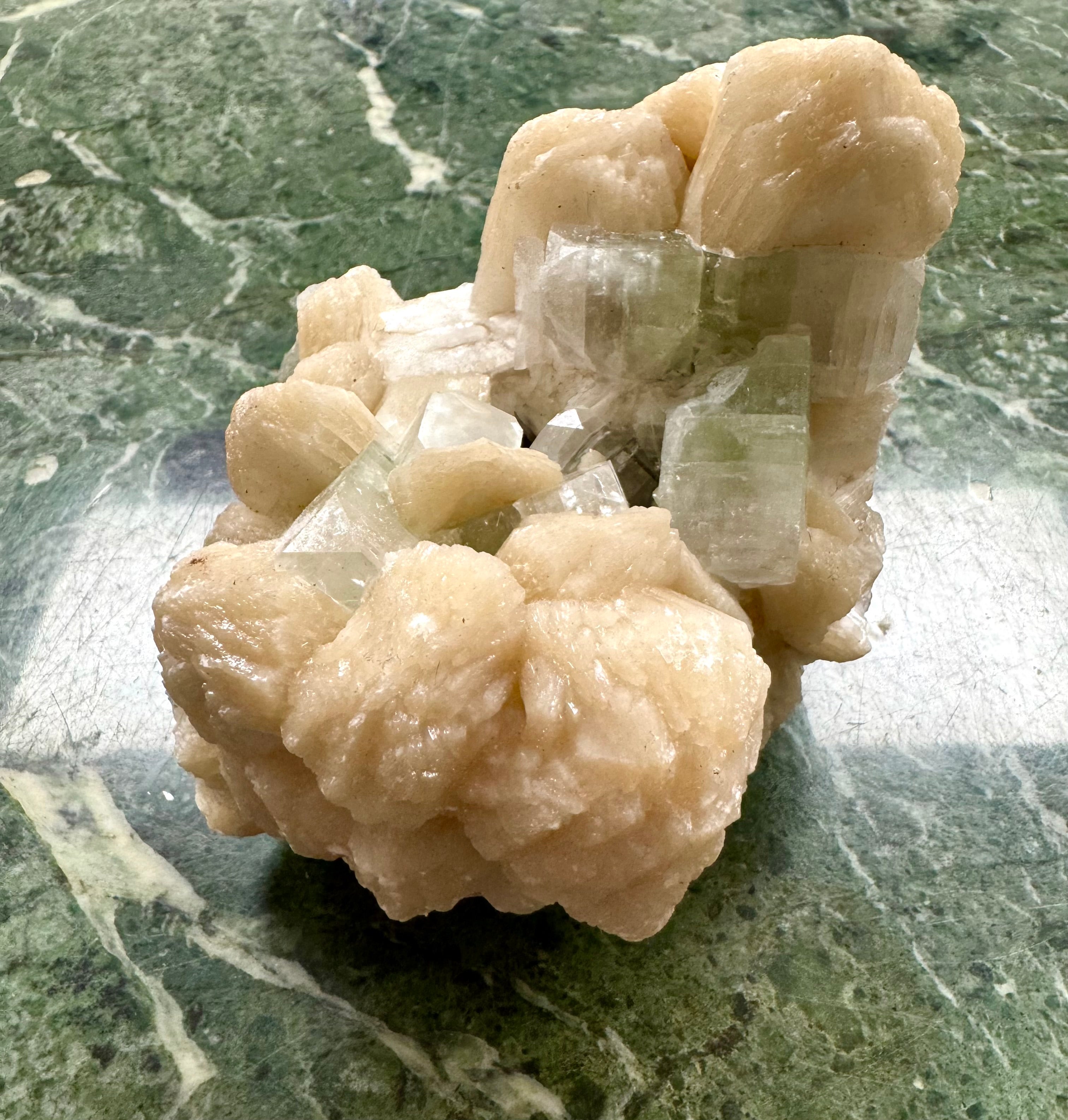 Apophyllit klynge – Zeolit med stilbit nr. 444 - beskytter mod energidrænene påvirkning, udvikler dine intuitive evner og hjælper dig til at træde ud af dit ego og lade energi flyde let𓂀