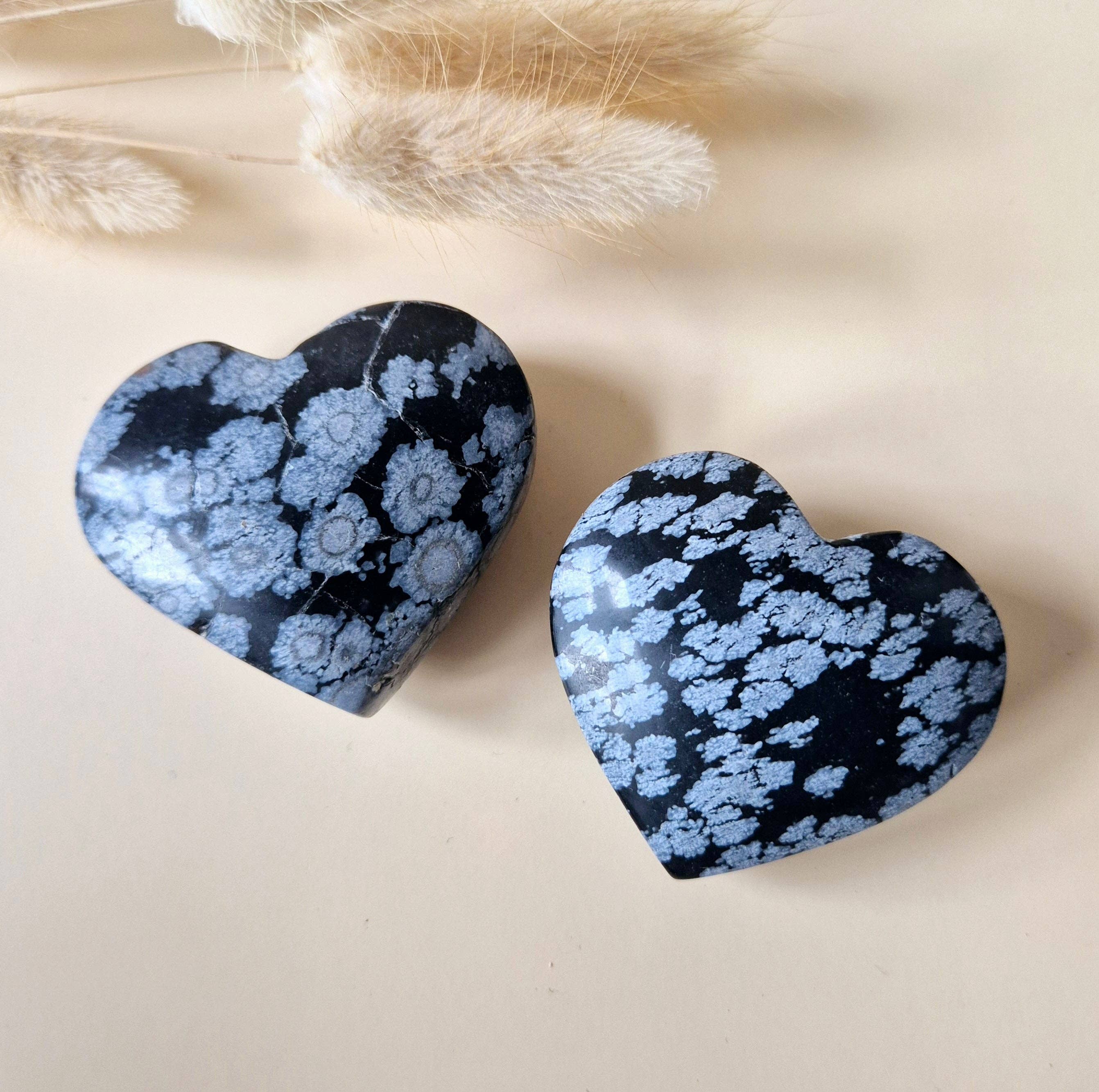 Snefnug-Obsidian Krystalhjerte (5–6 cm.) – Poleret