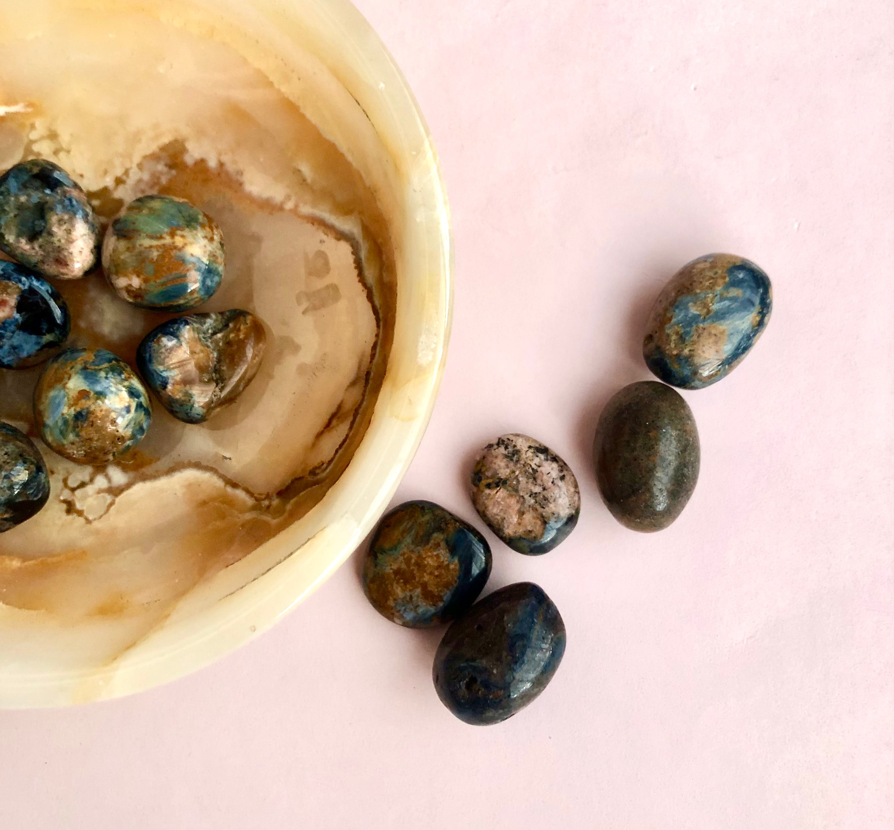 Pietersite Lommesten 𓂀 bringer indestængte, undertrykte følelser og spændinger op til overfladen, lader det usagte & uudforskede bryde ud i en følelsesmæssig udstrømning, der renser luften & starter helingsprocessen.
