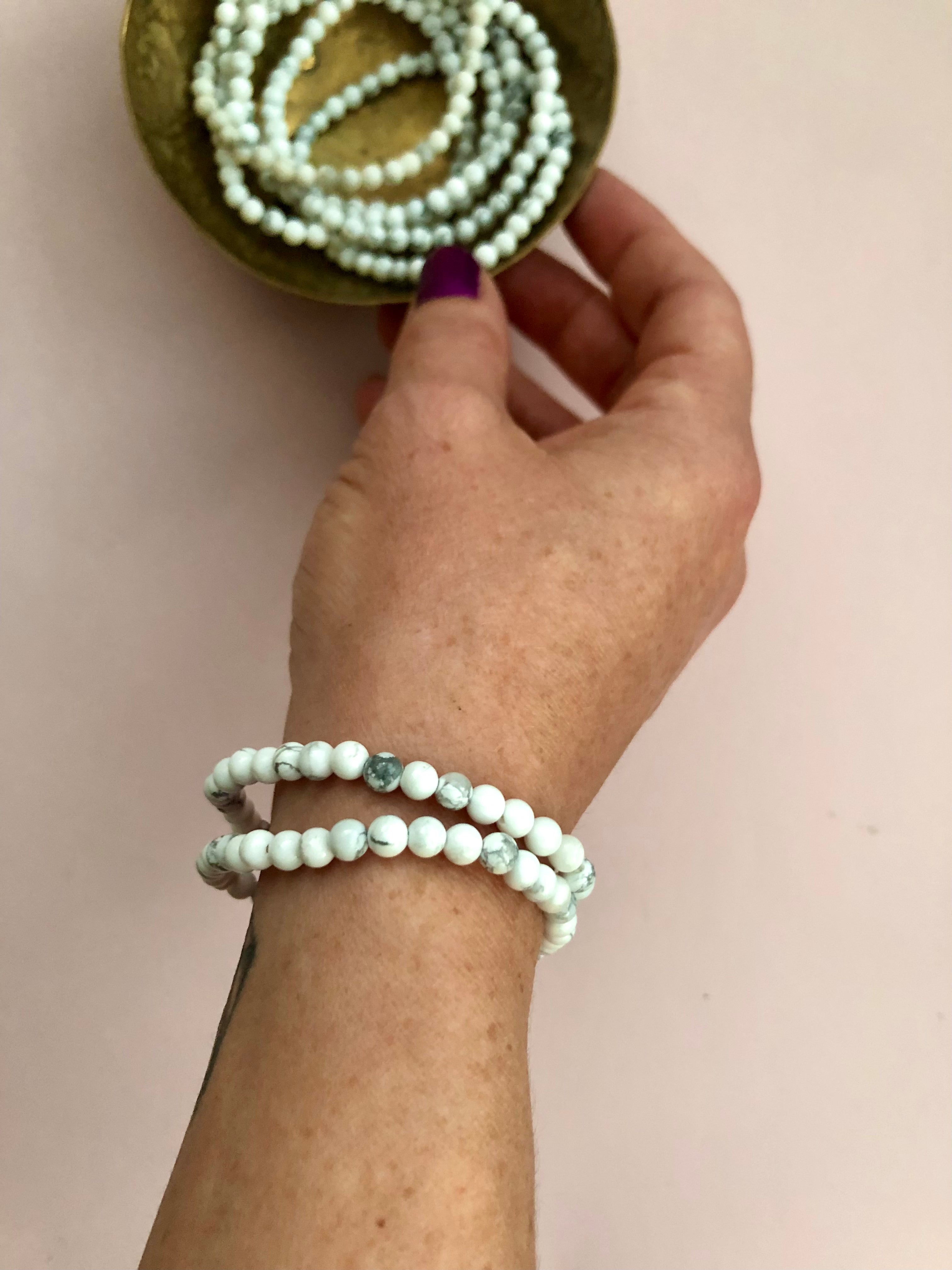 Månesøster Krystaller Howlit Armbånd