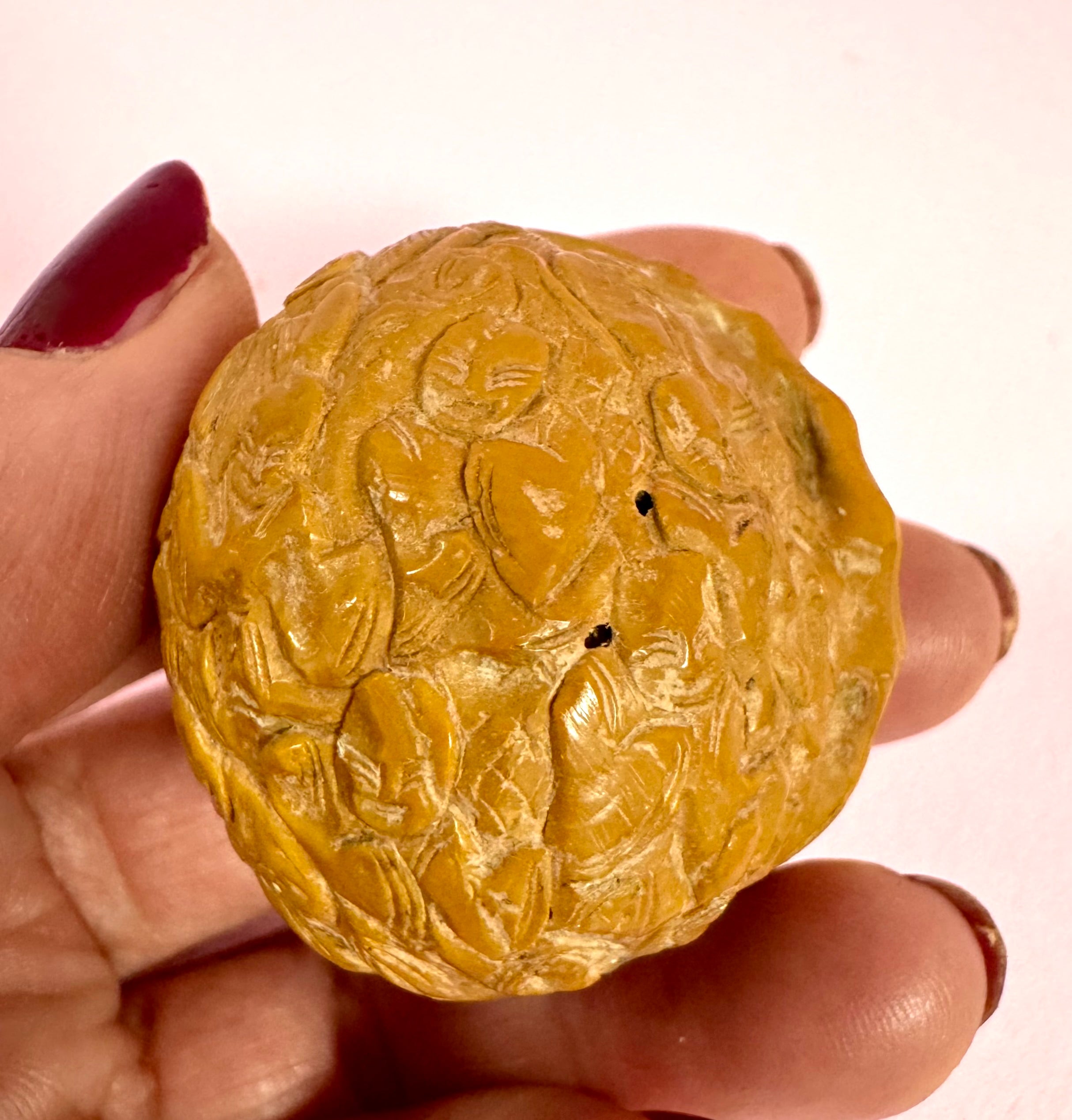 Kinesisk håndskåret valnød – figurrelief ( wenwan ) – ca. 4 cm
