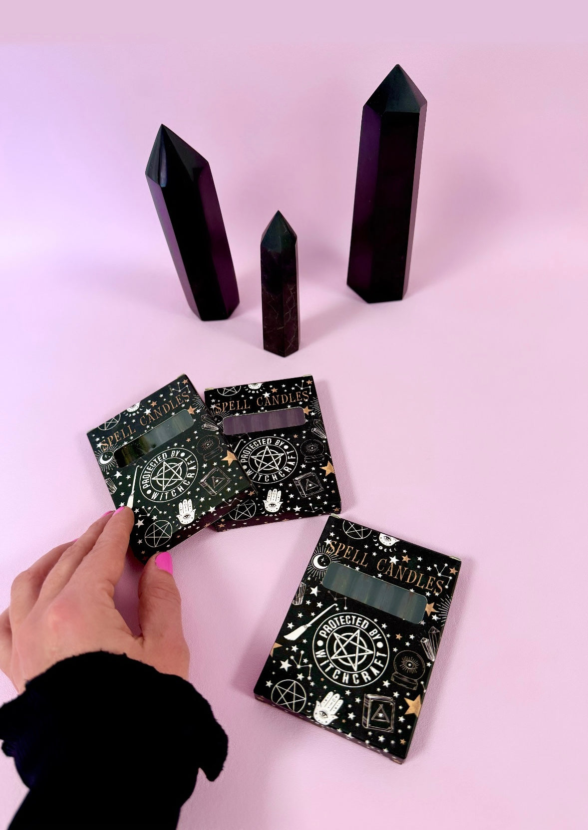 Månesøster KrystallerProtected by Witchcraft ☾ Sorte SPELL CANDLES ☾ 10x7,5x1 cm pakke med 6 lys