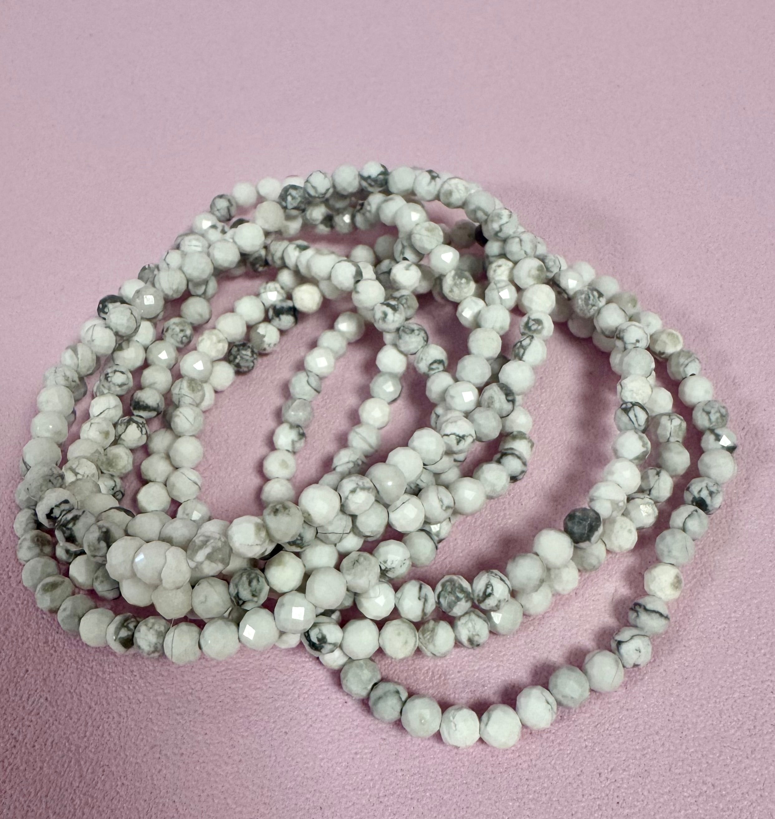 Howlit facetteret Armbånd ☽ Følelsesmæssig Healing, Inspiration, Kreativitet, Tålmodighed, Ro, Bevidsthed, Fred og Oplysning ☽