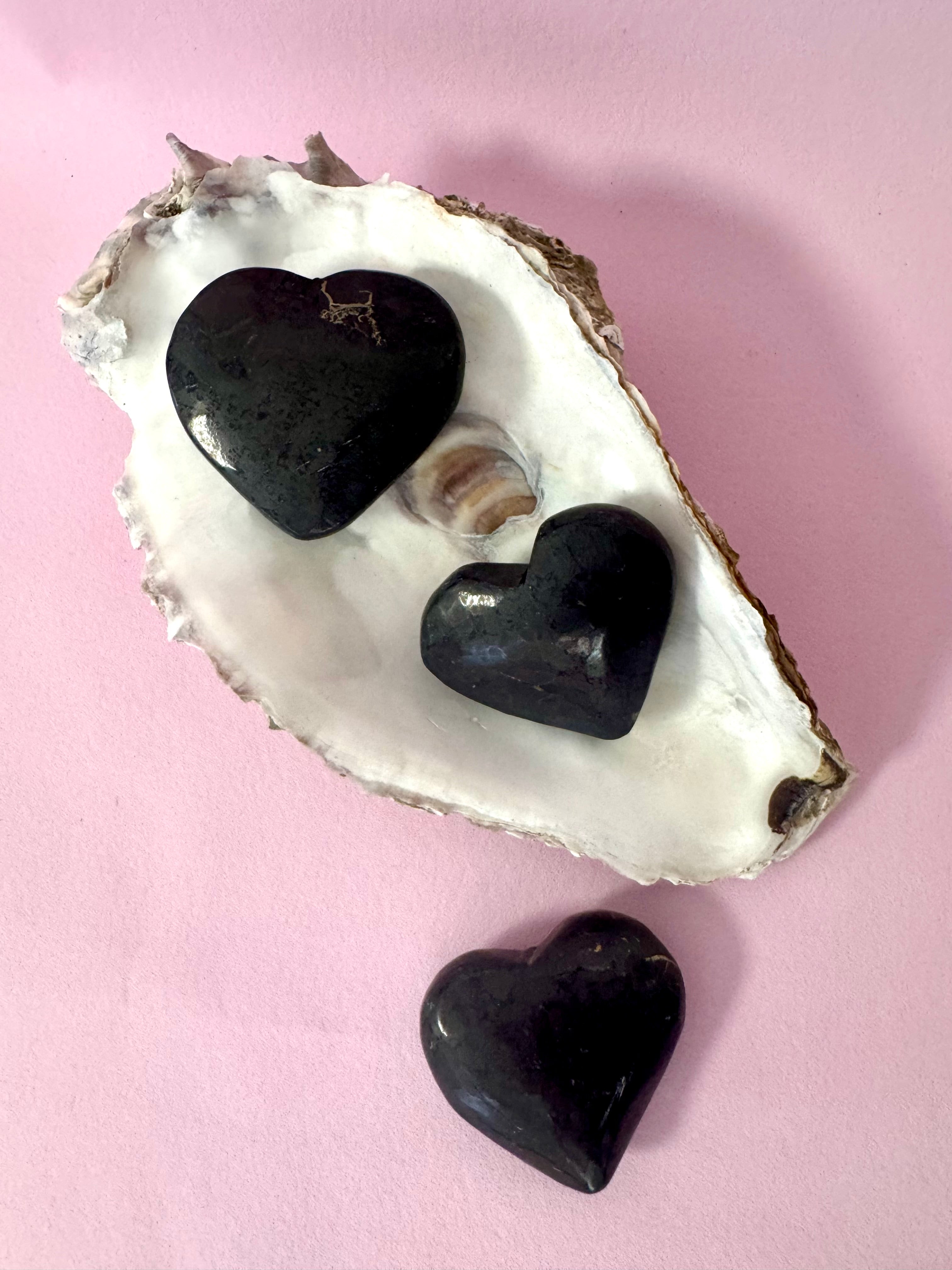 Shungit hjerte ☽ EN MAGISK, HEALENDE VIDUNDERSTEN - ca 5,7 - 6 cm