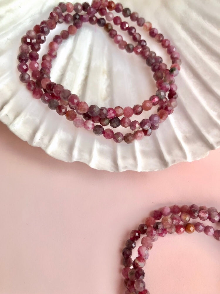 Månesøster Krystaller Facetteret Rubin Armbånd Ubetinget kærlighed, Kundalini, Grounding & Livs glæde (4mm)