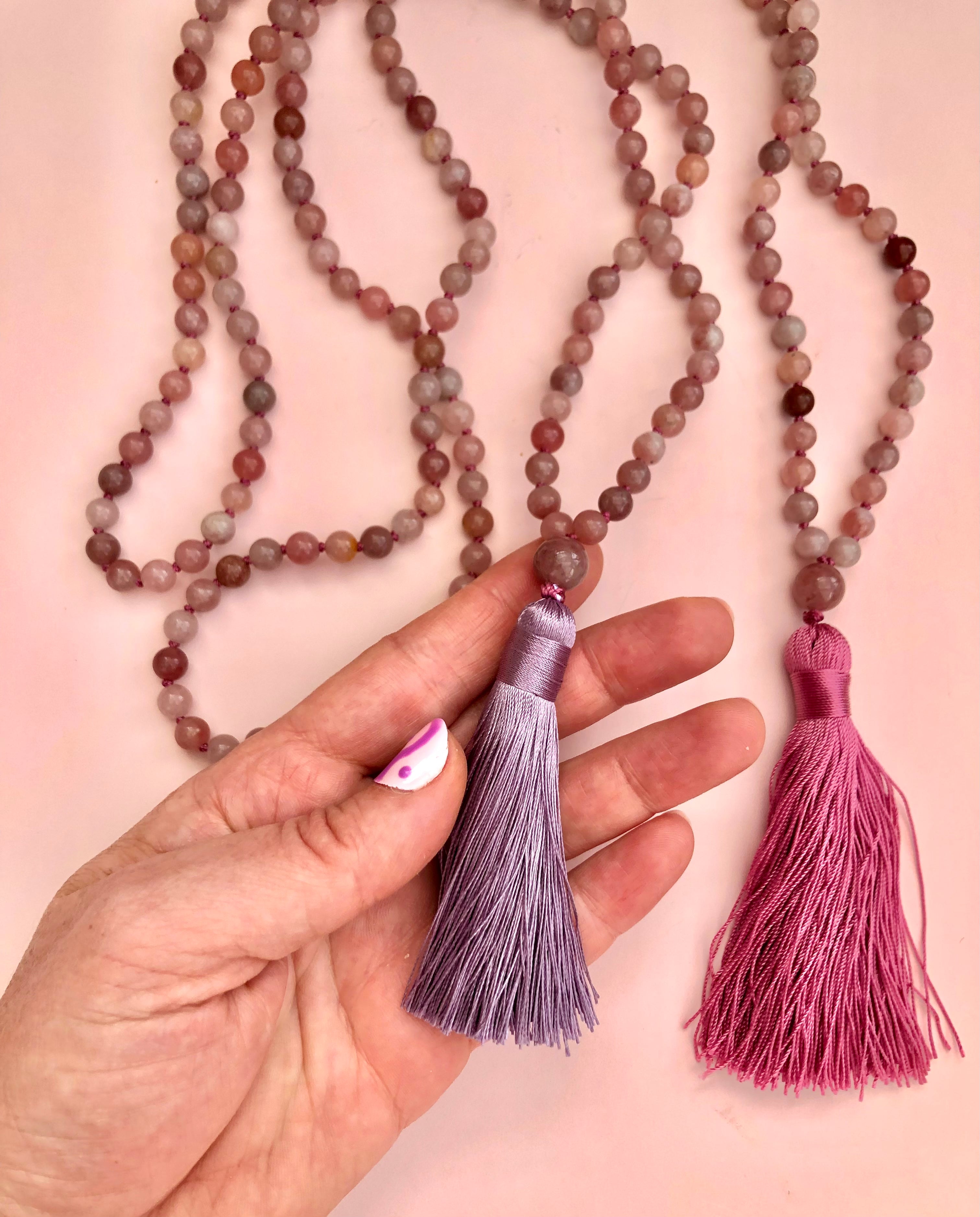 Månesøster Krystaller - Lepidolit Halskæde - Mala Kæde ☾ Mantra “Jeg Er i Balance, Jeg Tilgiver Mig Selv, Jeg Er Tryg” vælg mellem lilla eller pink kvast