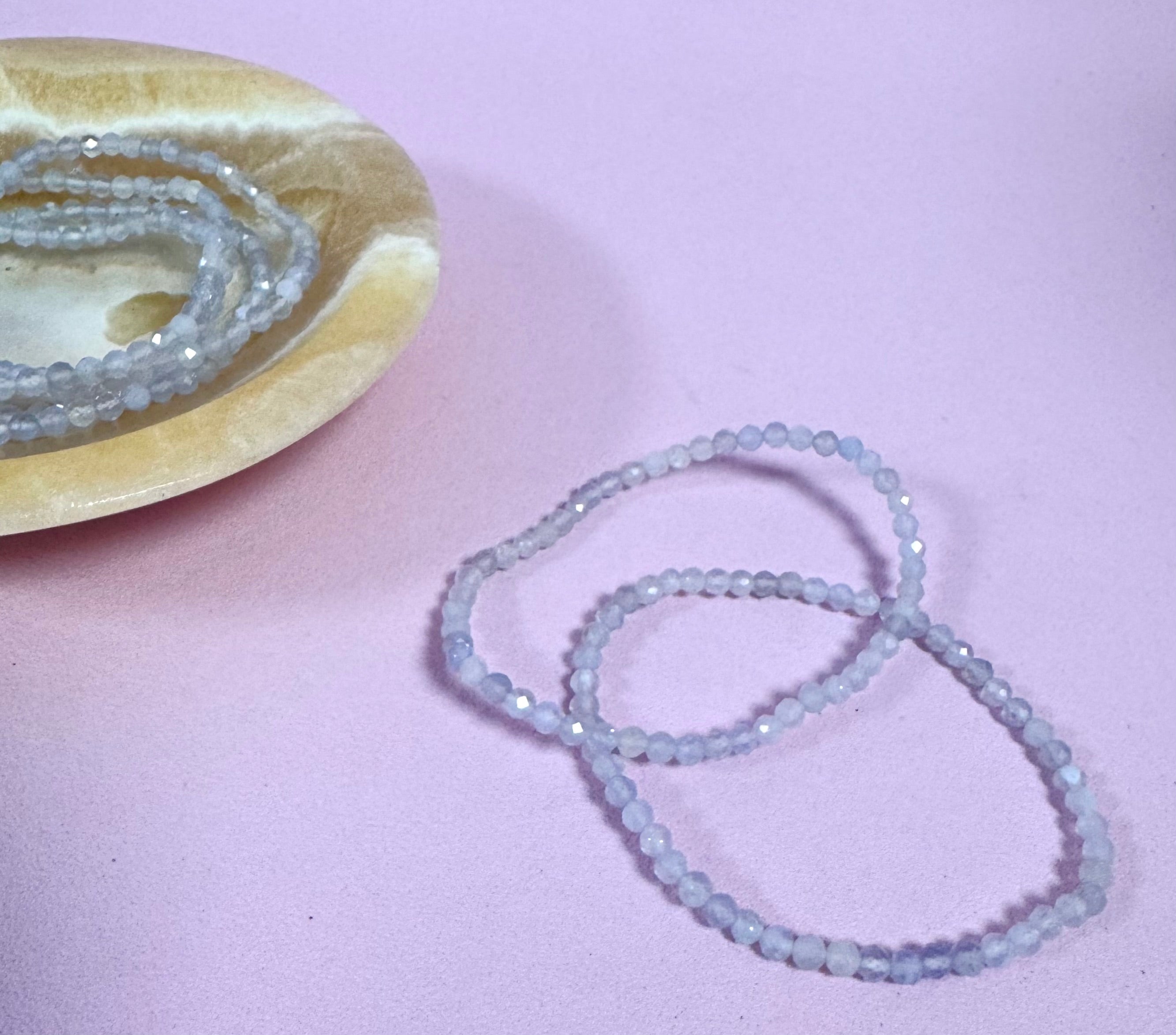 Facetteret Kalcedon Armbånd ☽ Velvilje, generøsitet, fællesskab, balance, harmoni & fleksibilitet