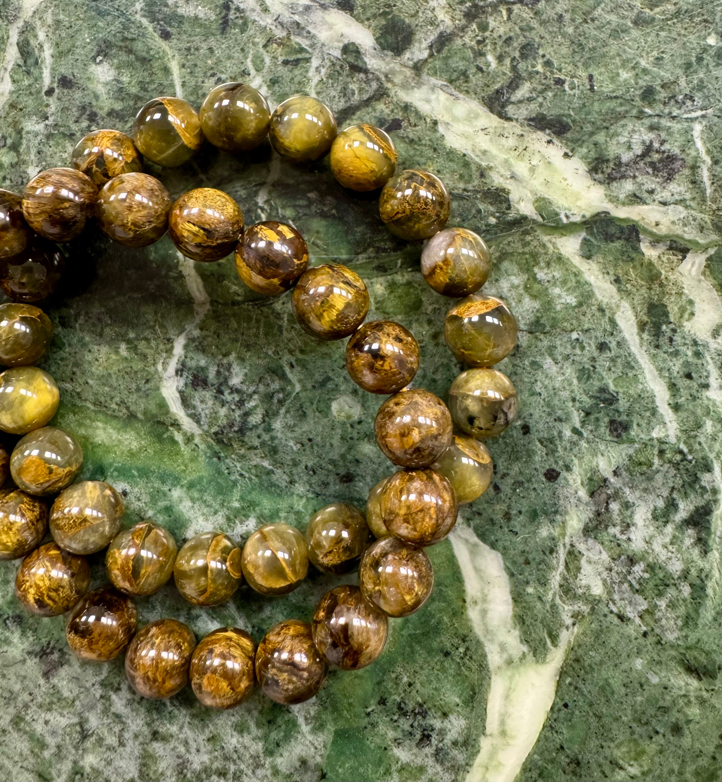 Gul Pietersite armbånd 𓂀 bringer indestængte, undertrykte følelser og spændinger op til overfladen, lader det usagte & uudforskede bryde ud i en følelsesmæssig udstrømning, der renser luften & starter helingsprocessen - ca. 20 cm & 9,5mm