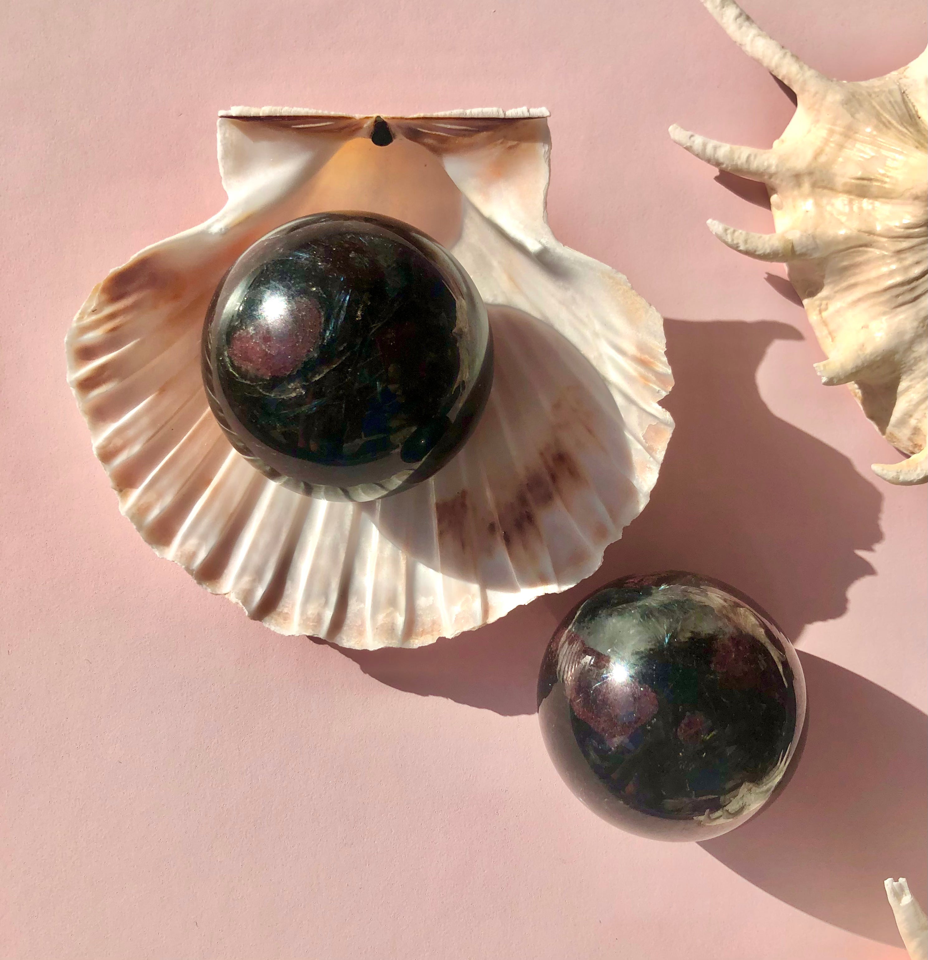 Granat i Astrophyllit Kugle ☾ “kærlighed, seksualitet & Kundalini
 ☾ 5 cm