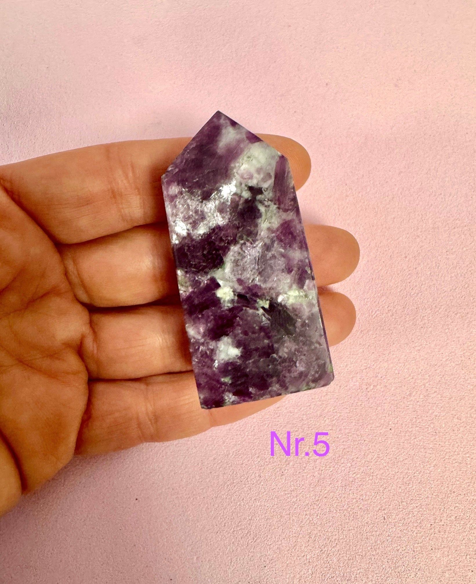 Mica Lepidolit Tårn ☾ Ro, Tryghed, Held, Glæde, Selvkærlighed, Selvaccept, Balance, Selvbevidsthed, Tålmodighed, Ærlighed ☾ Nr.1-5