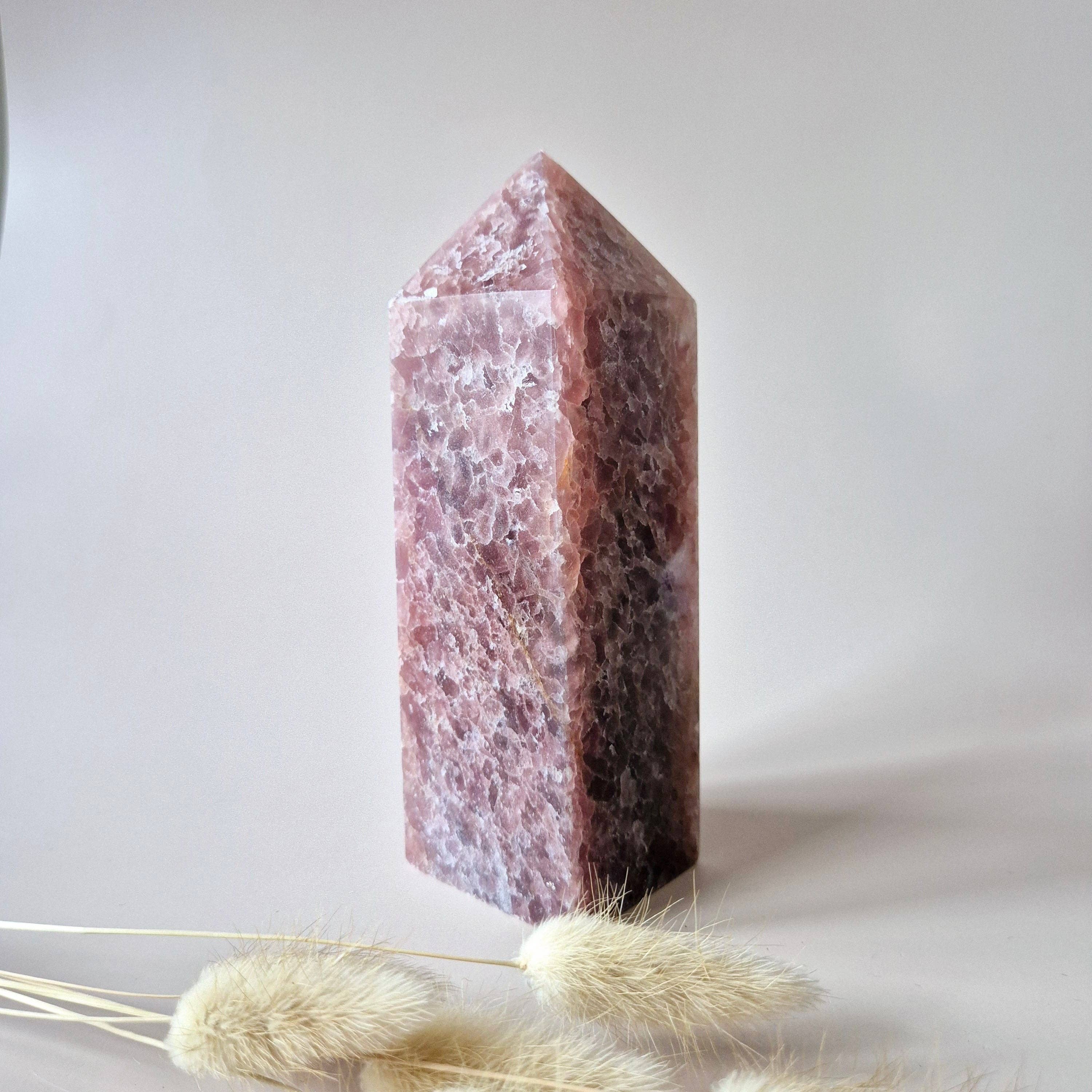 Krystal Obelisk – Jordbærkvarts XXL Tårn (1070 gram)